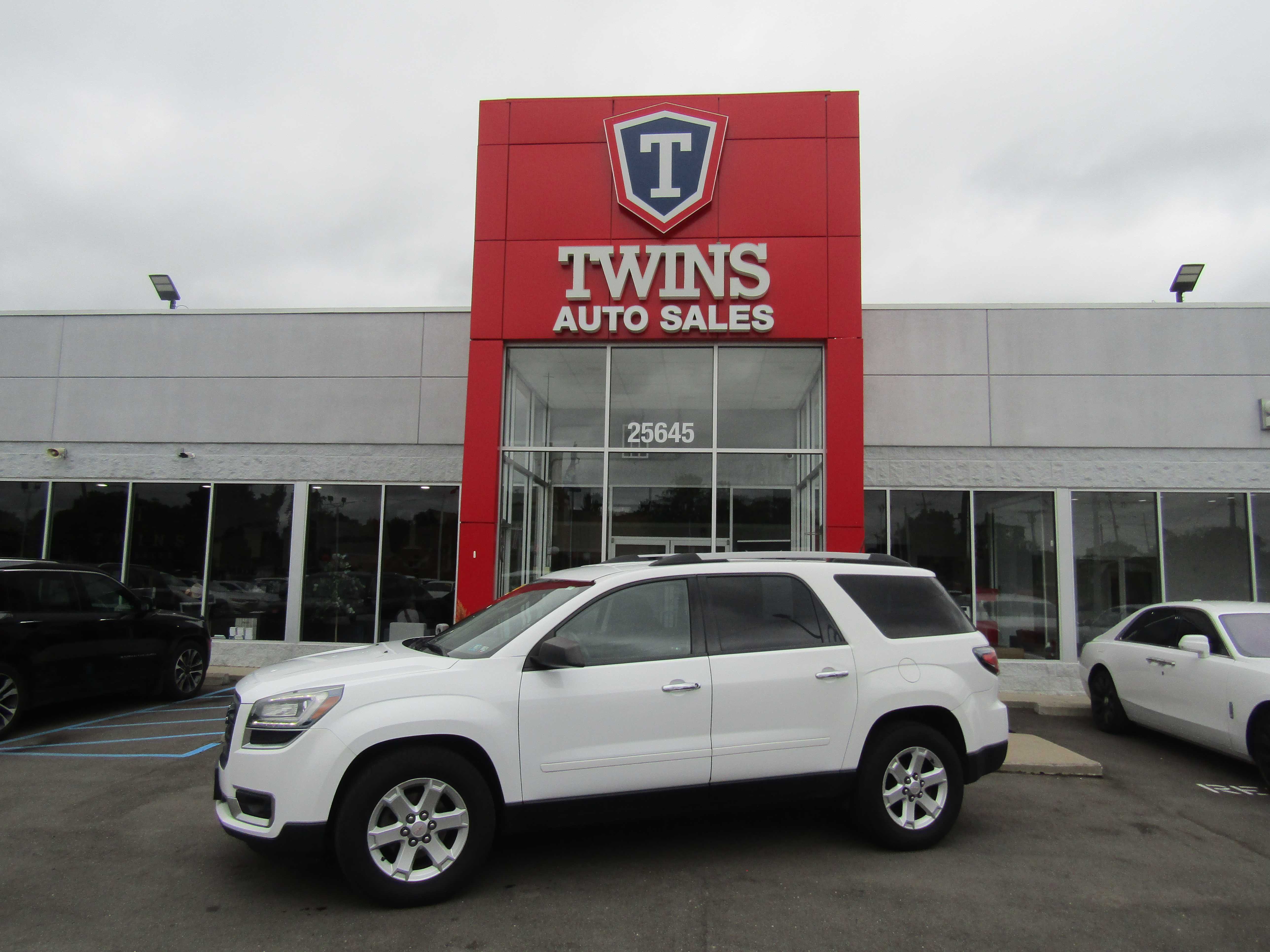 WHITE, 2016 GMC ACADIA Thumnail Image 1
