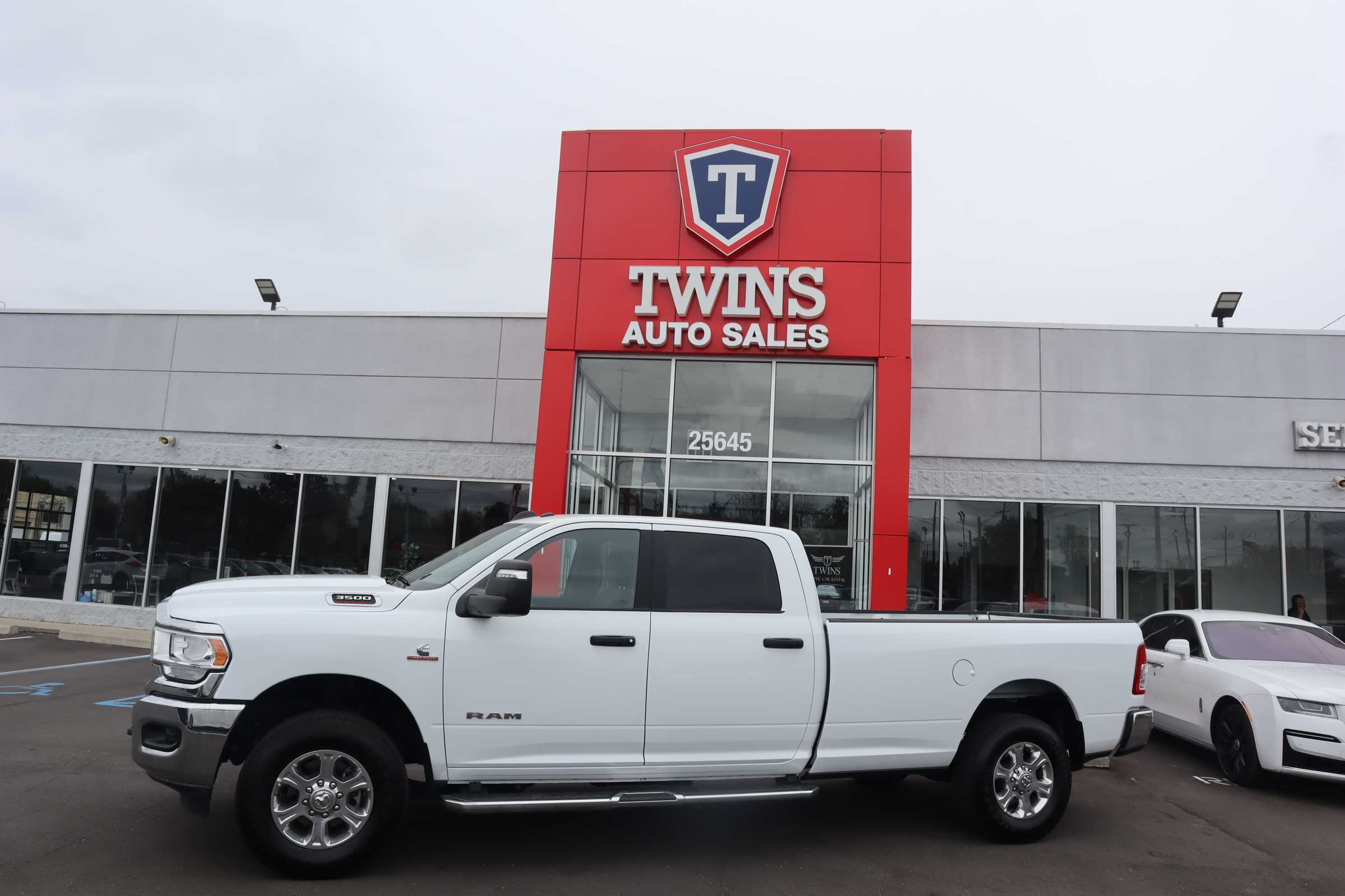WHITE, 2024 RAM 3500 CREW CAB Image 