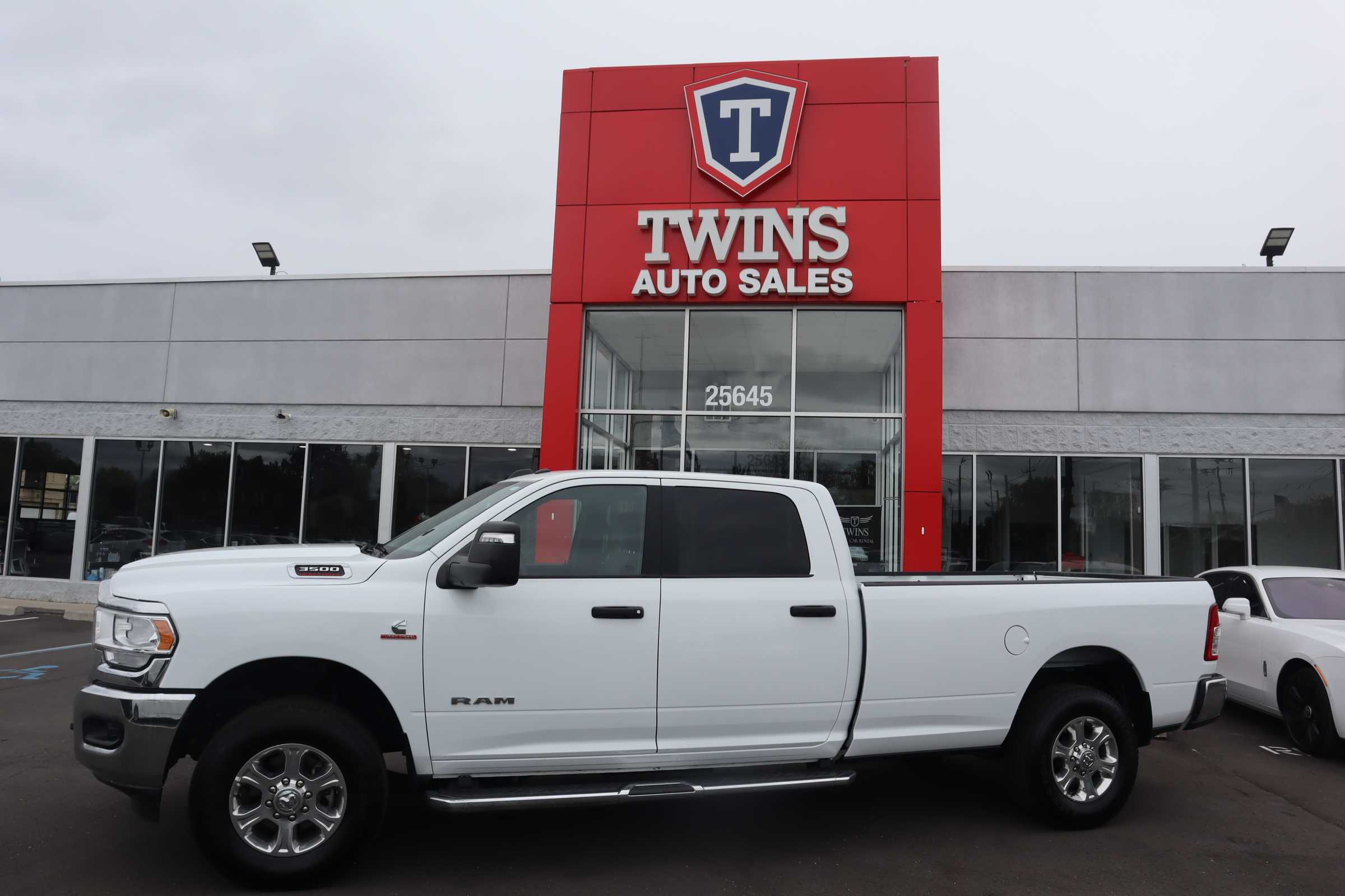 WHITE, 2024 RAM 3500 CREW CAB Thumnail Image 2
