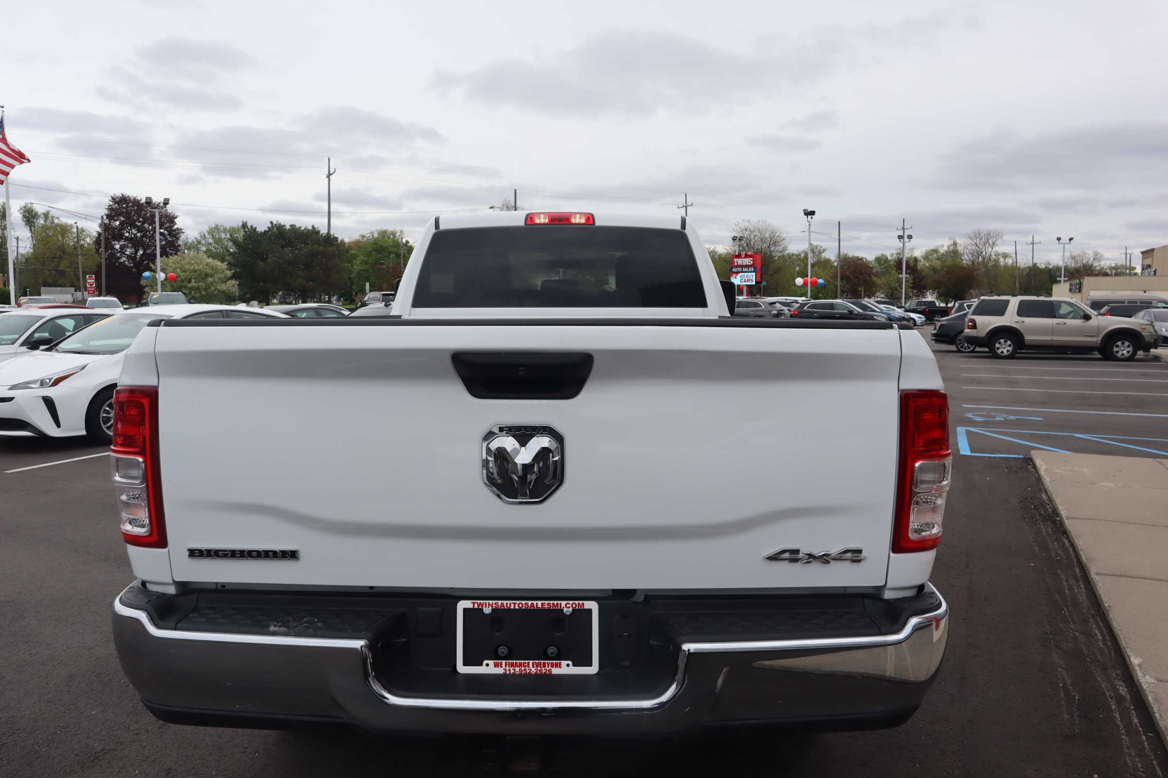 WHITE, 2024 RAM 3500 CREW CAB Thumnail Image 3