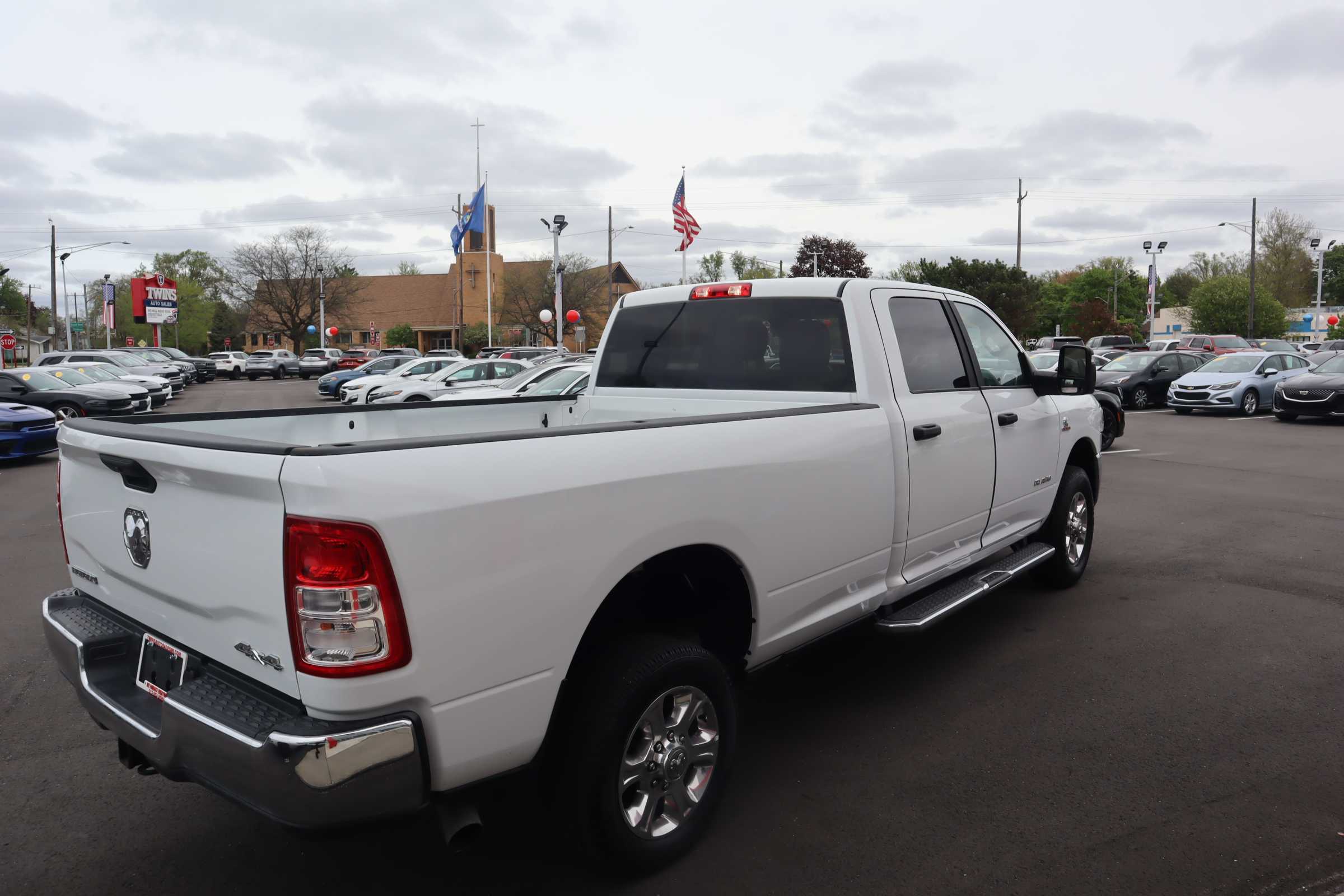 WHITE, 2024 RAM 3500 CREW CAB Thumnail Image 4