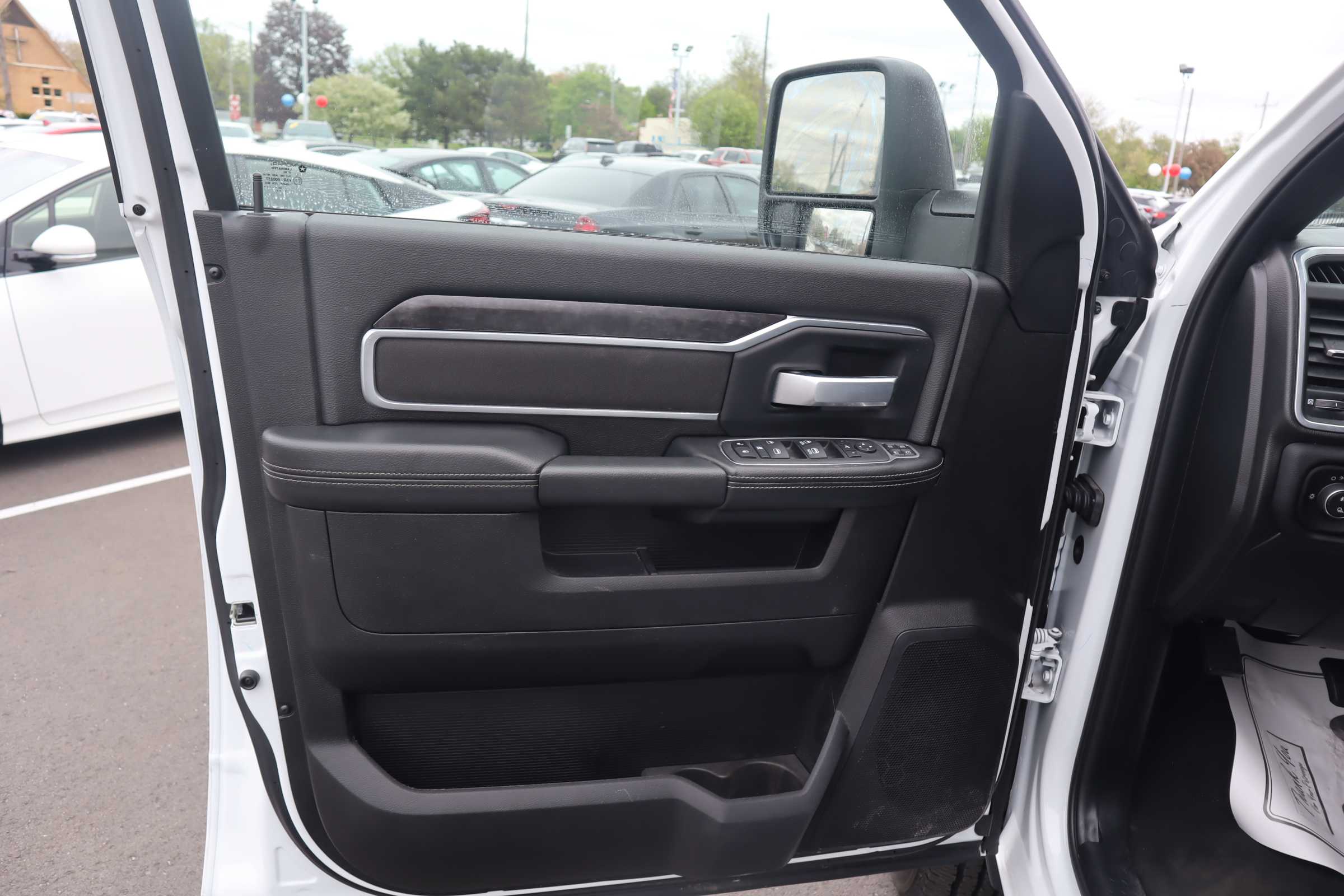 WHITE, 2024 RAM 3500 CREW CAB Thumnail Image 7