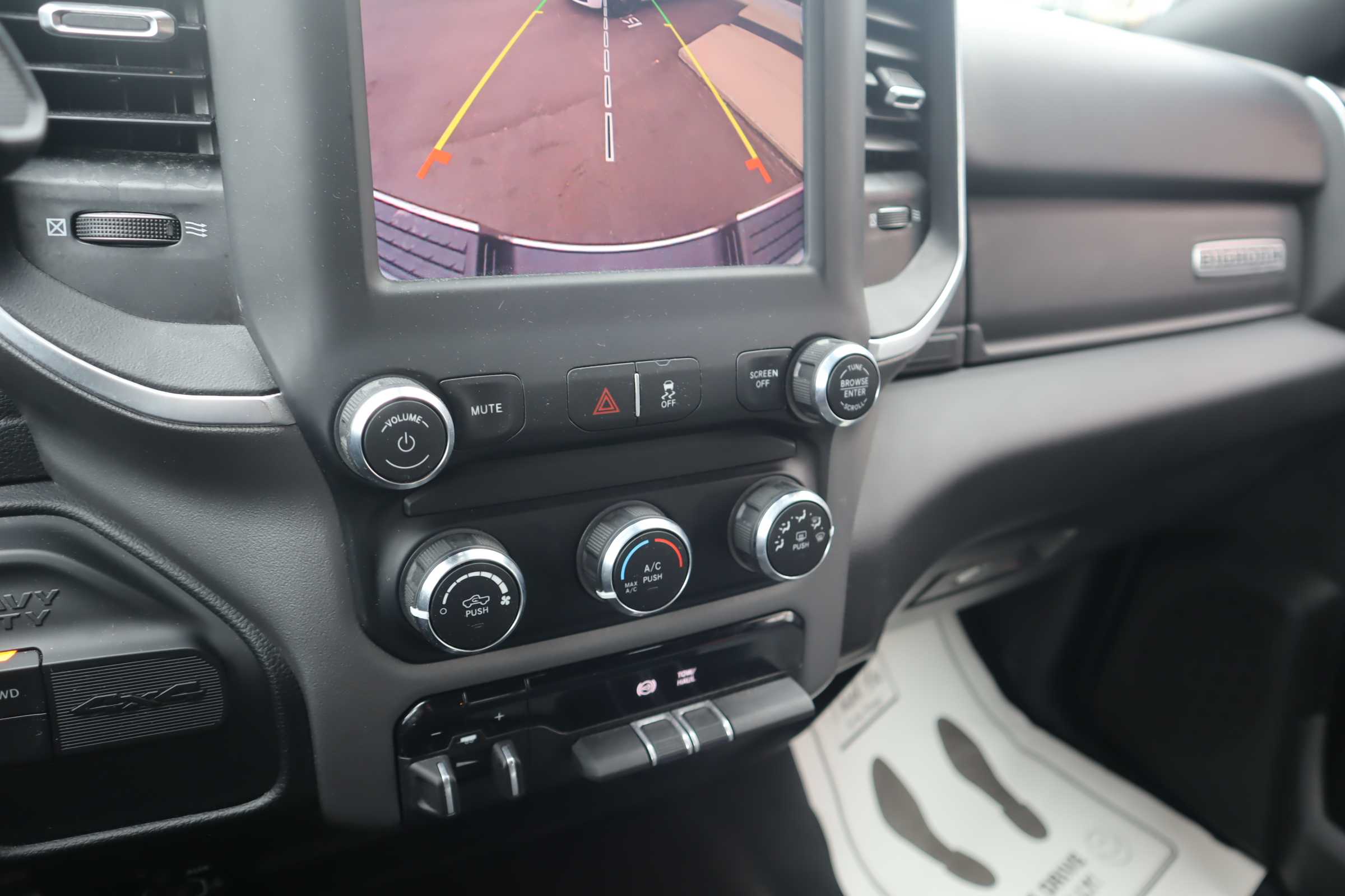 WHITE, 2024 RAM 3500 CREW CAB Thumnail Image 16