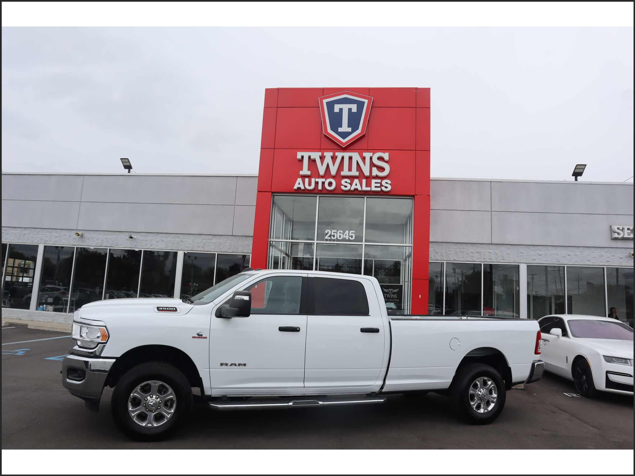 WHITE, 2024 RAM 3500 CREW CAB Image 