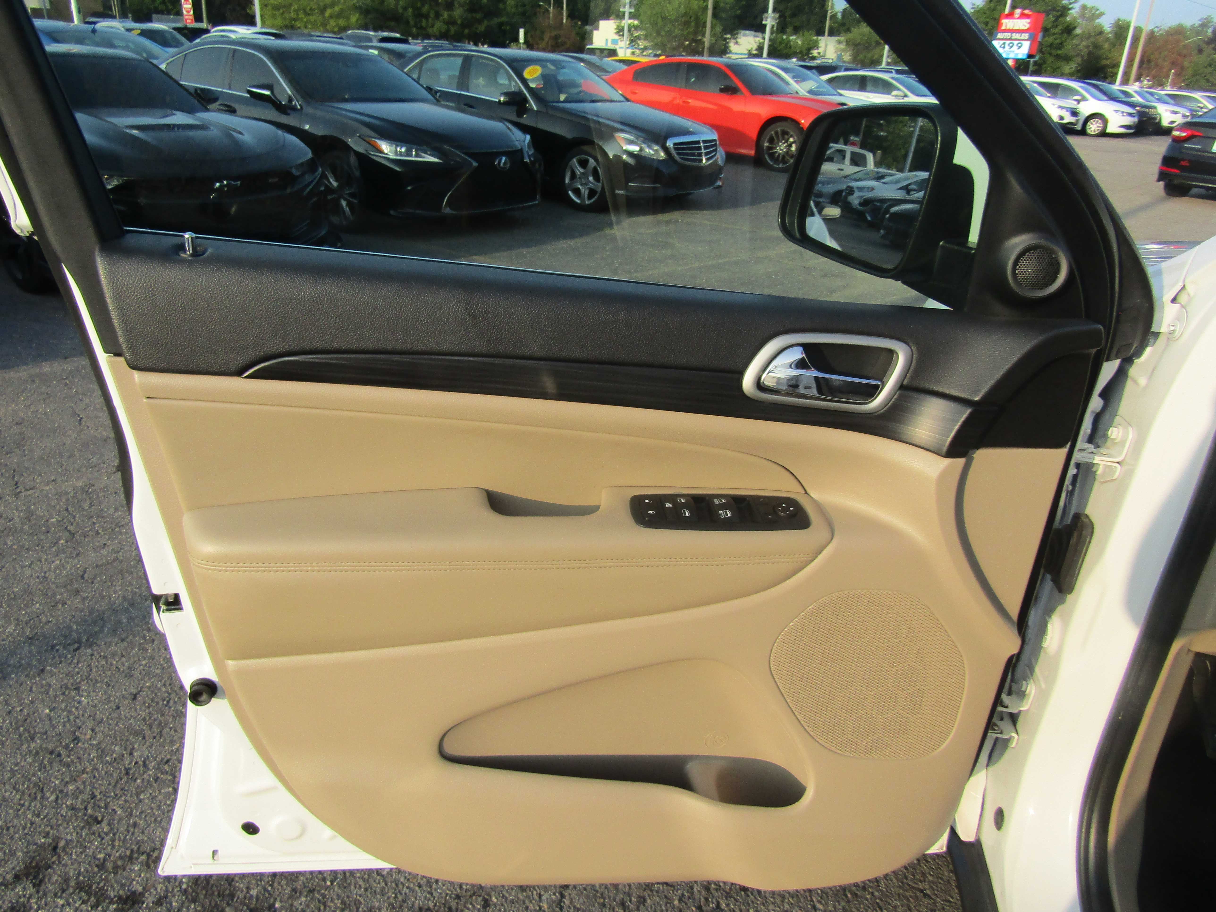 WHITE, 2022 JEEP GRAND CHEROKEE Thumnail Image 8