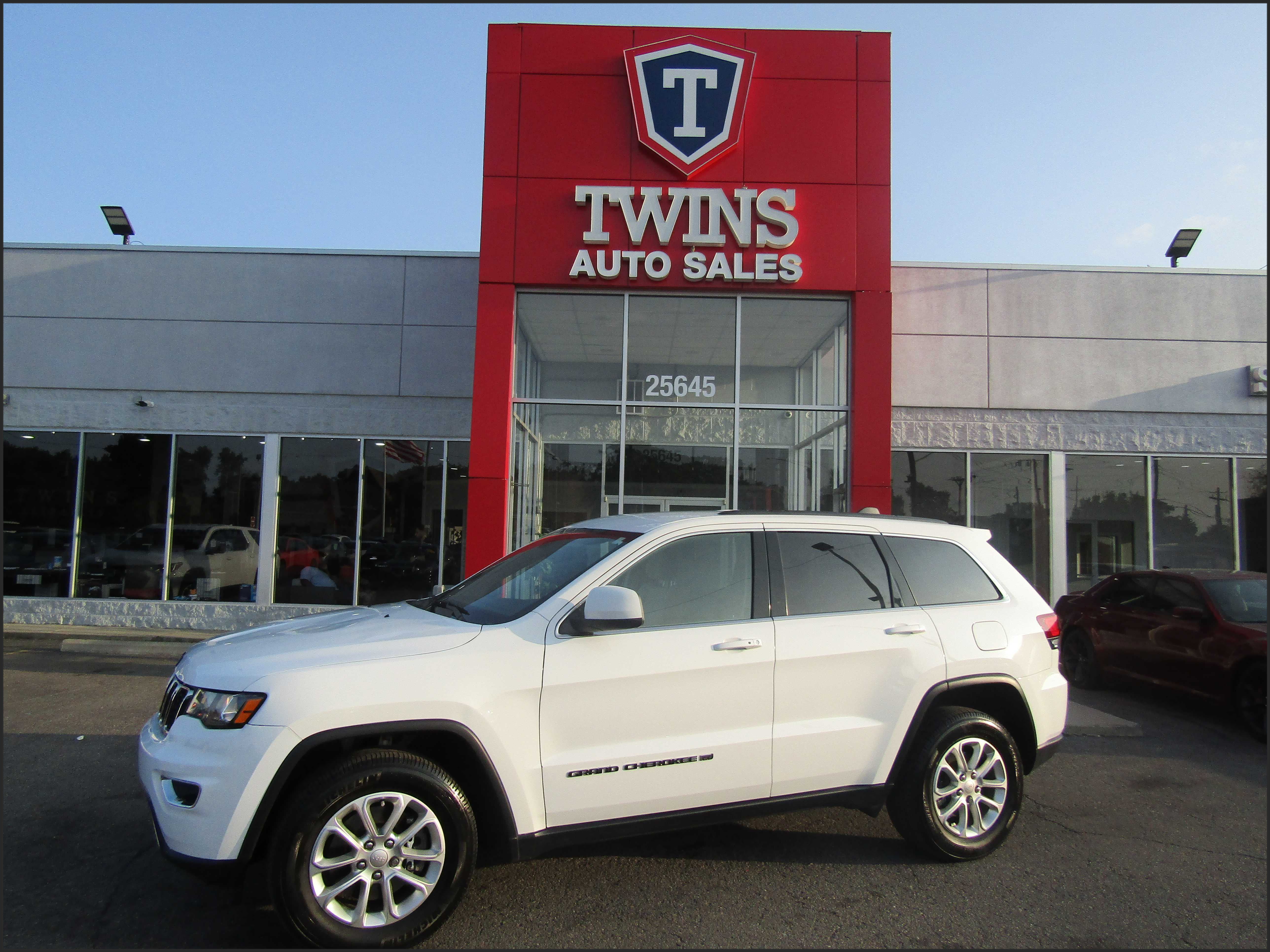 WHITE, 2022 JEEP GRAND CHEROKEE Image 