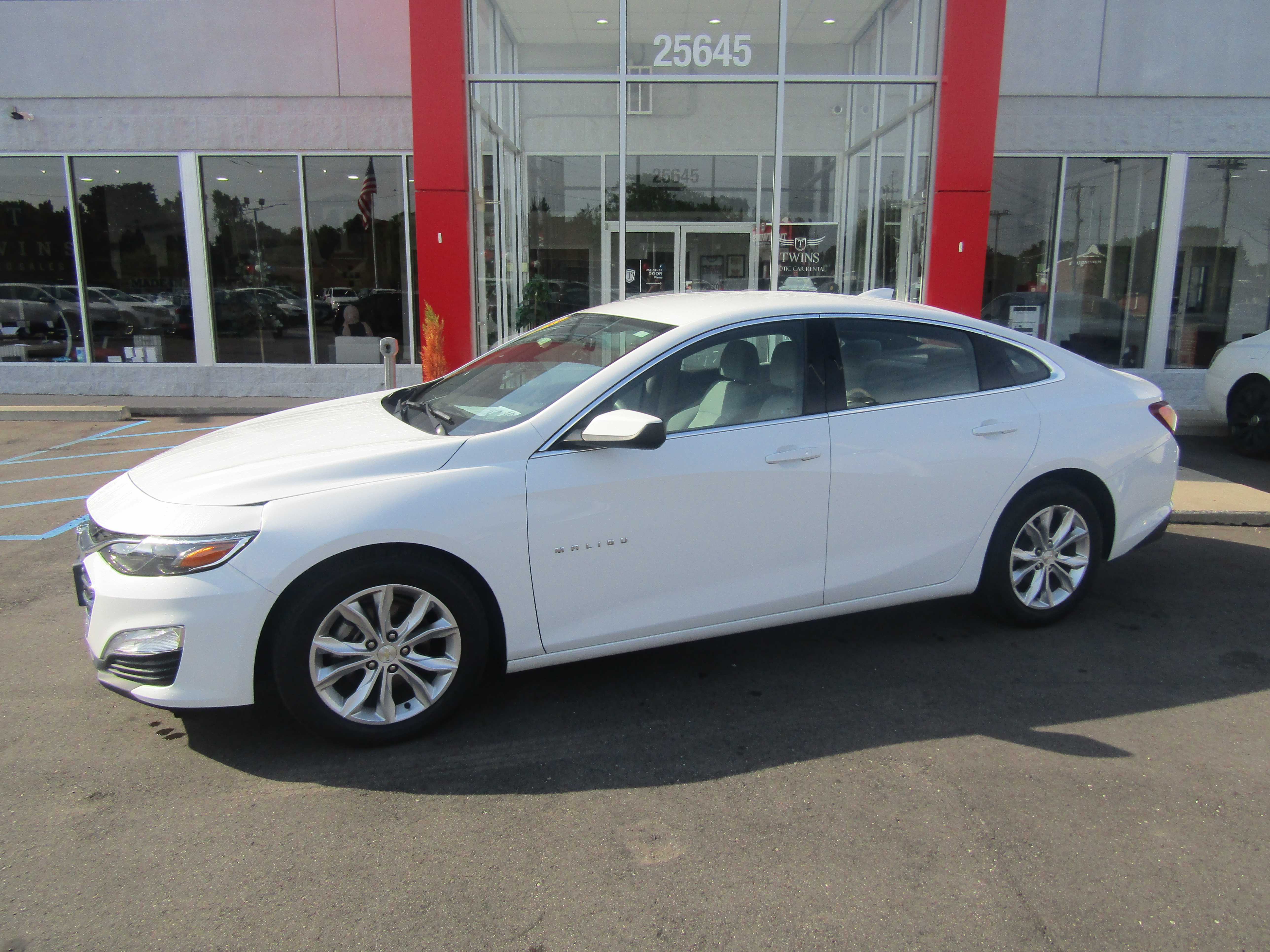 WHITE, 2020 CHEVROLET MALIBU Thumnail Image 2