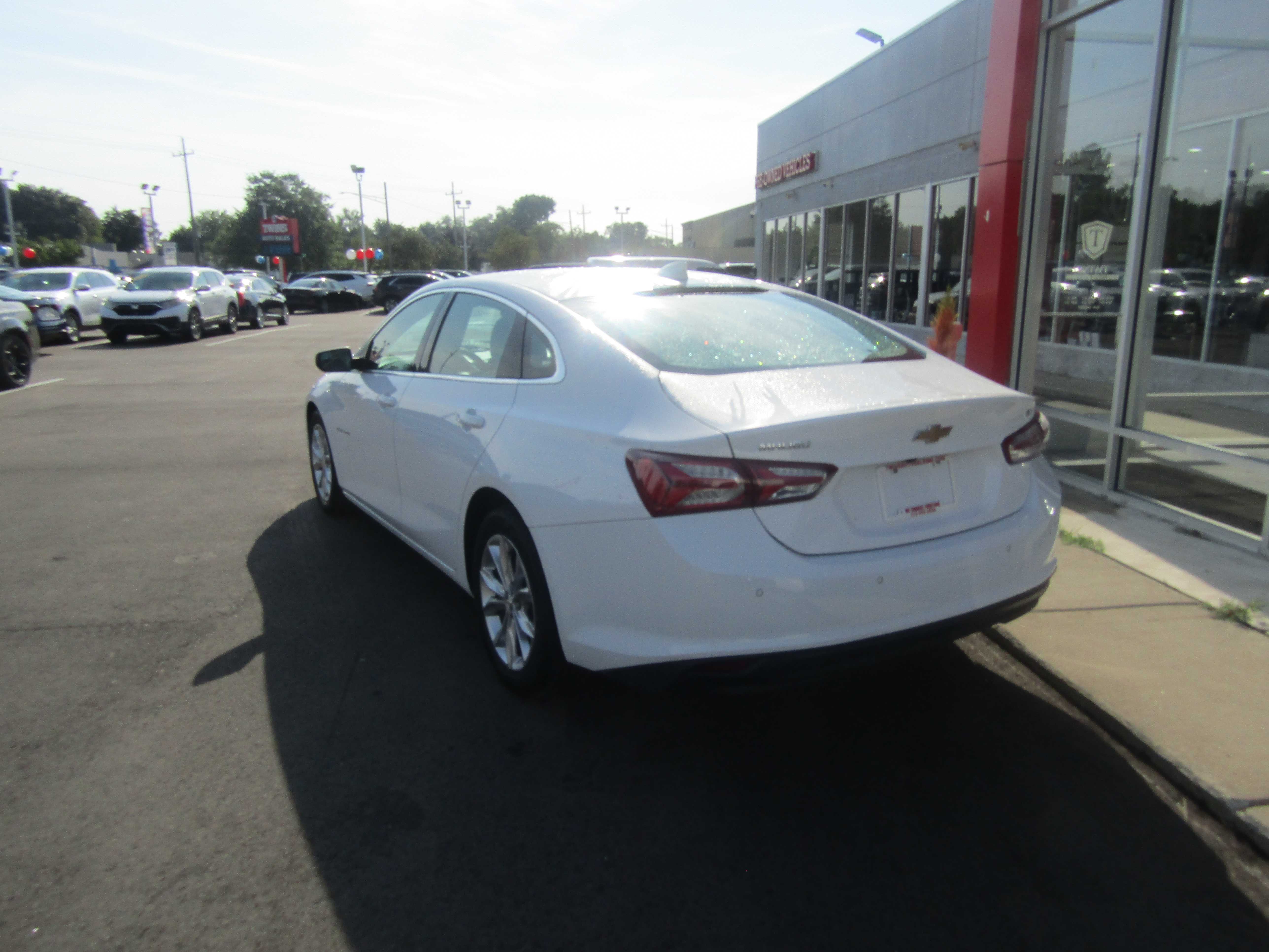 WHITE, 2020 CHEVROLET MALIBU Thumnail Image 3