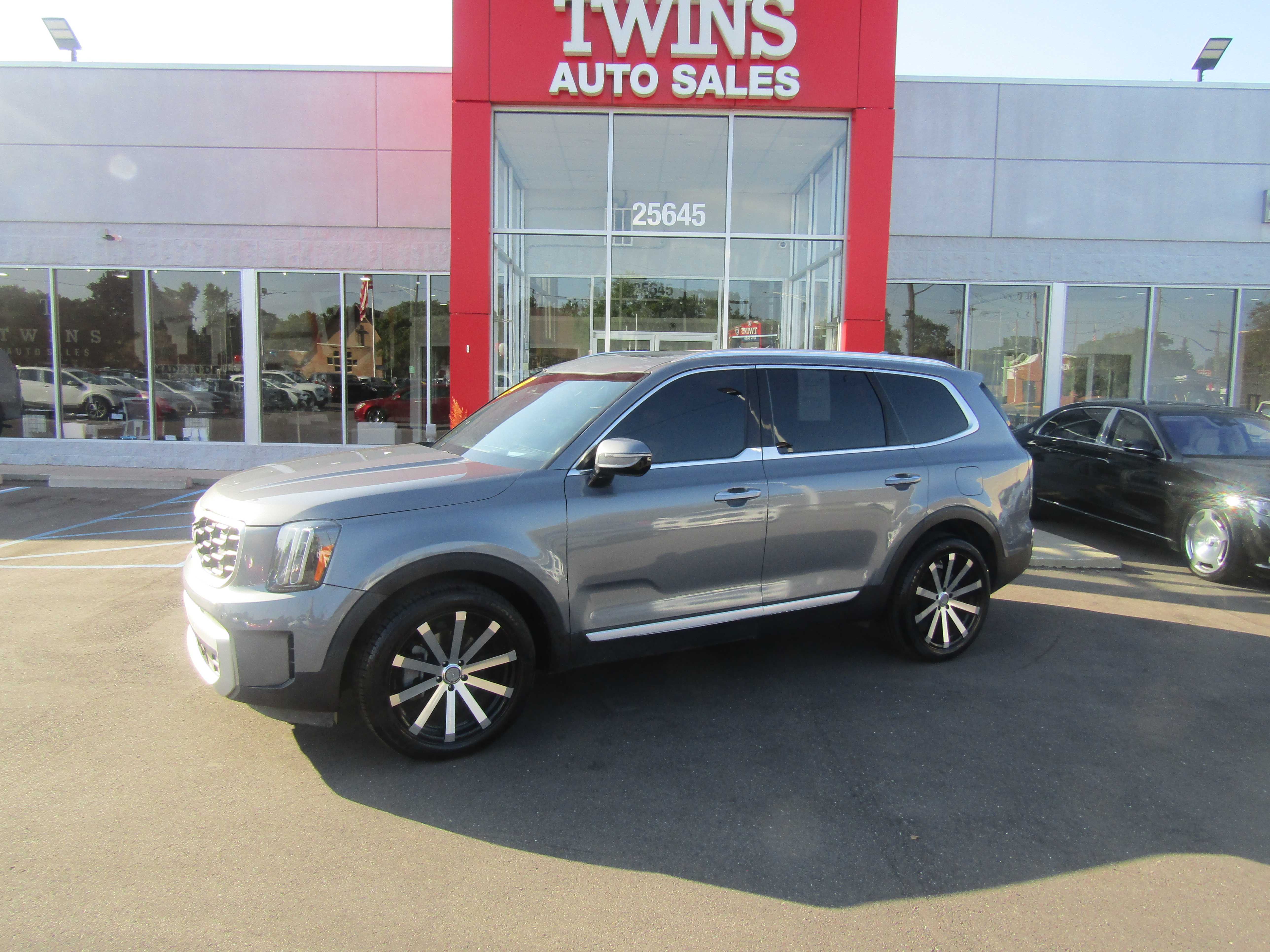 SILVER, 2023 KIA TELLURIDE Thumnail Image 2