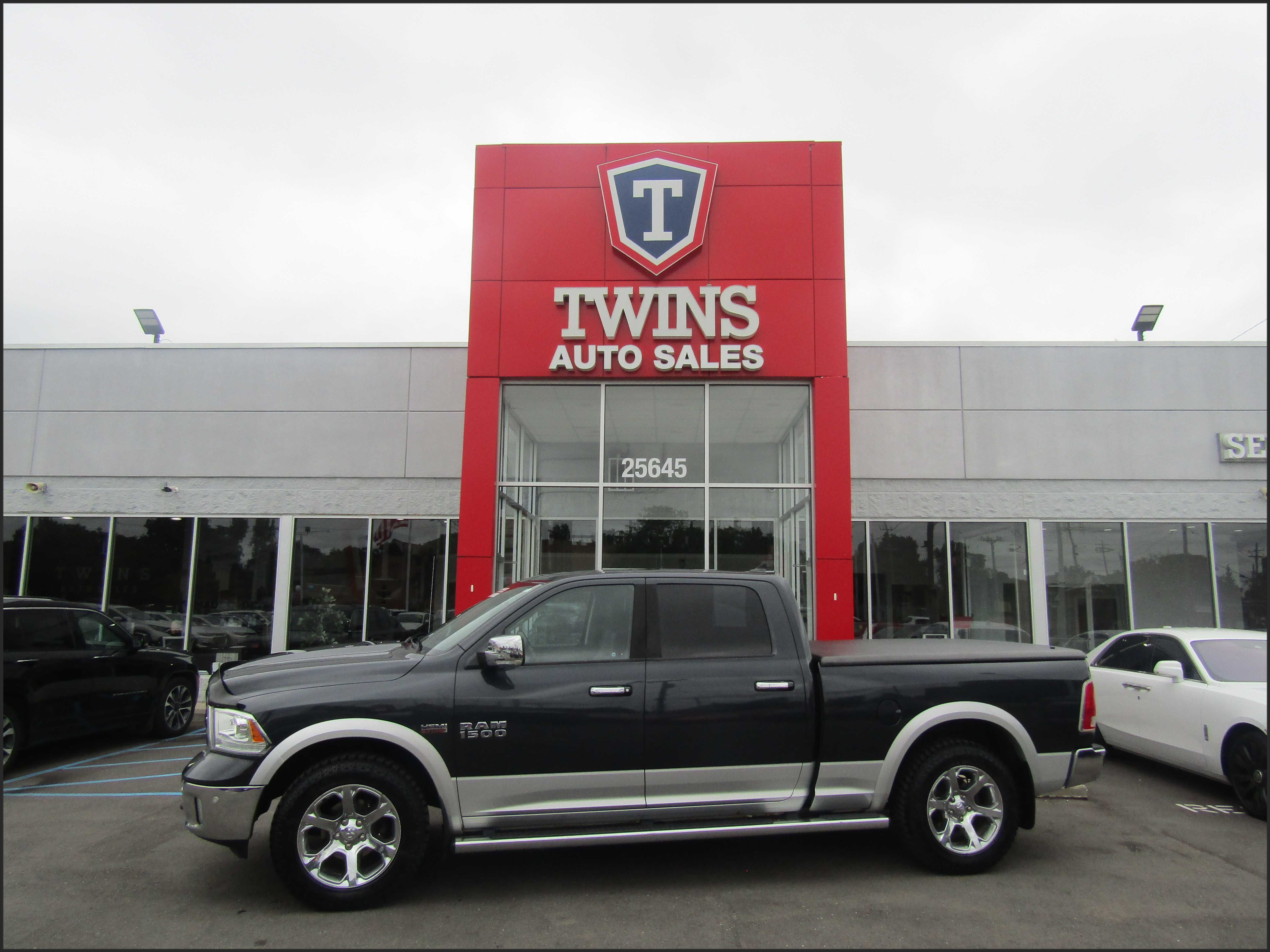 GRAY, 2015 RAM 1500 CREW CAB Image 