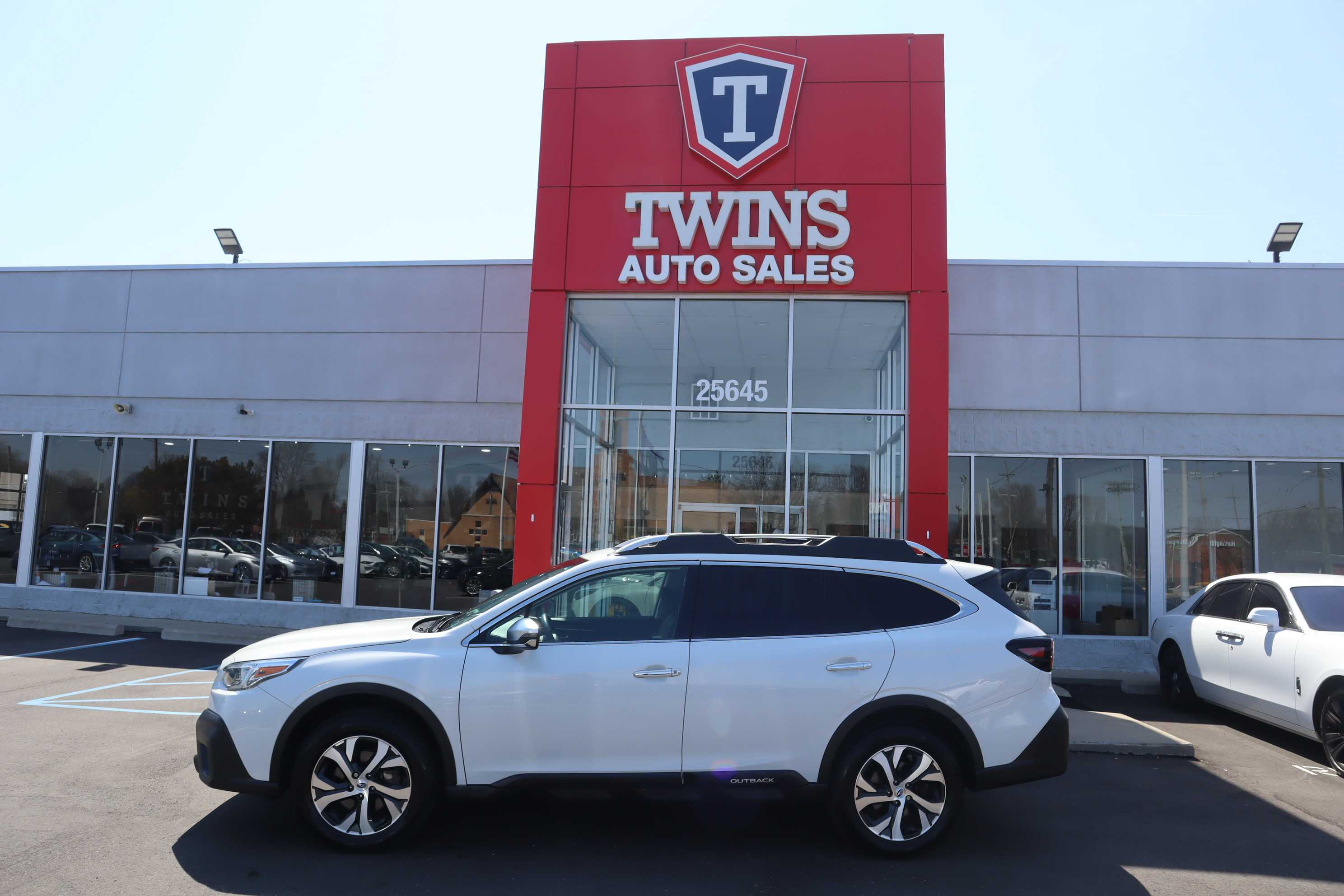 WHITE, 2022 SUBARU OUTBACK Thumnail Image 1