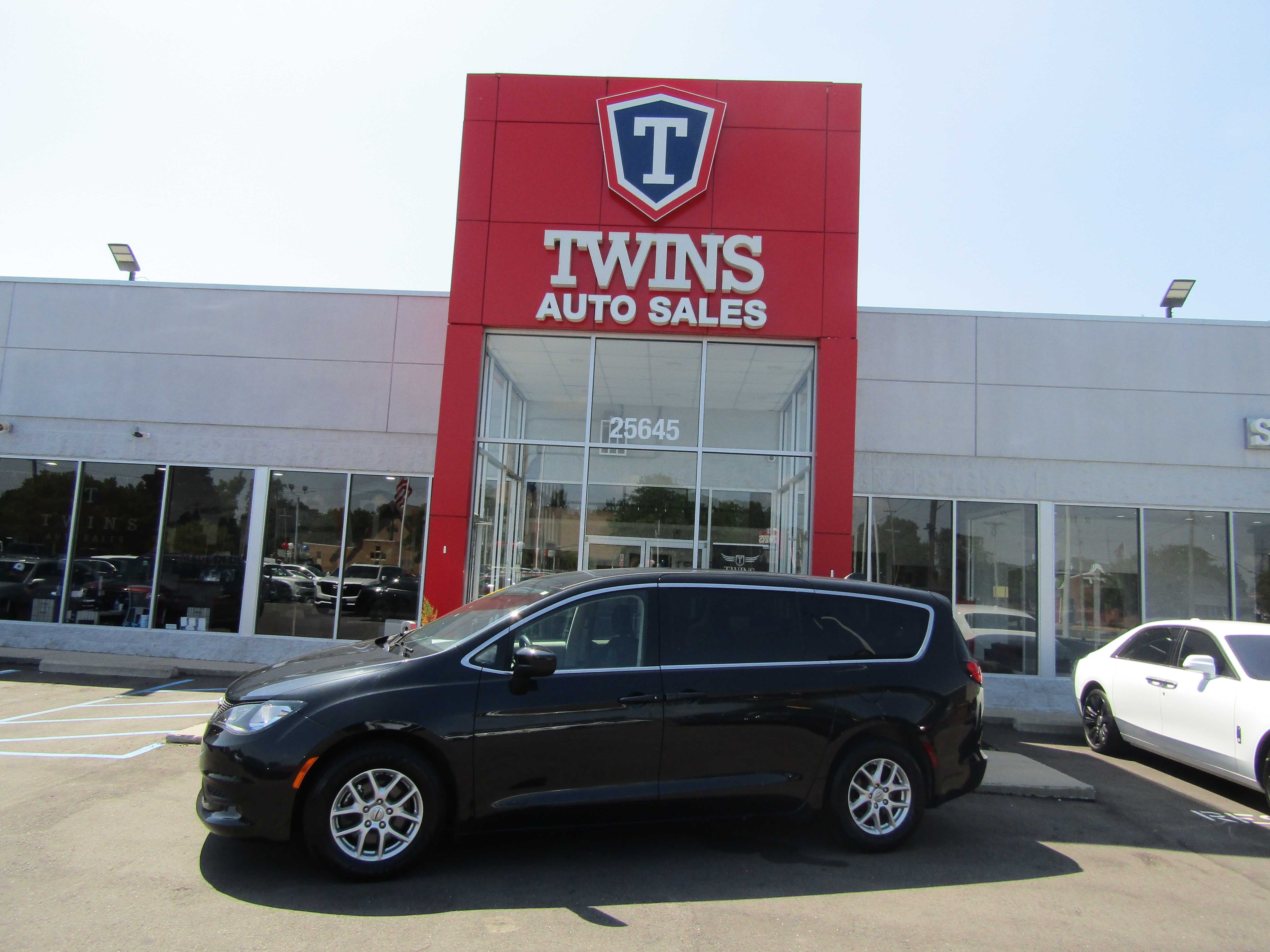 BLACK, 2022 CHRYSLER VOYAGER Thumnail Image 1