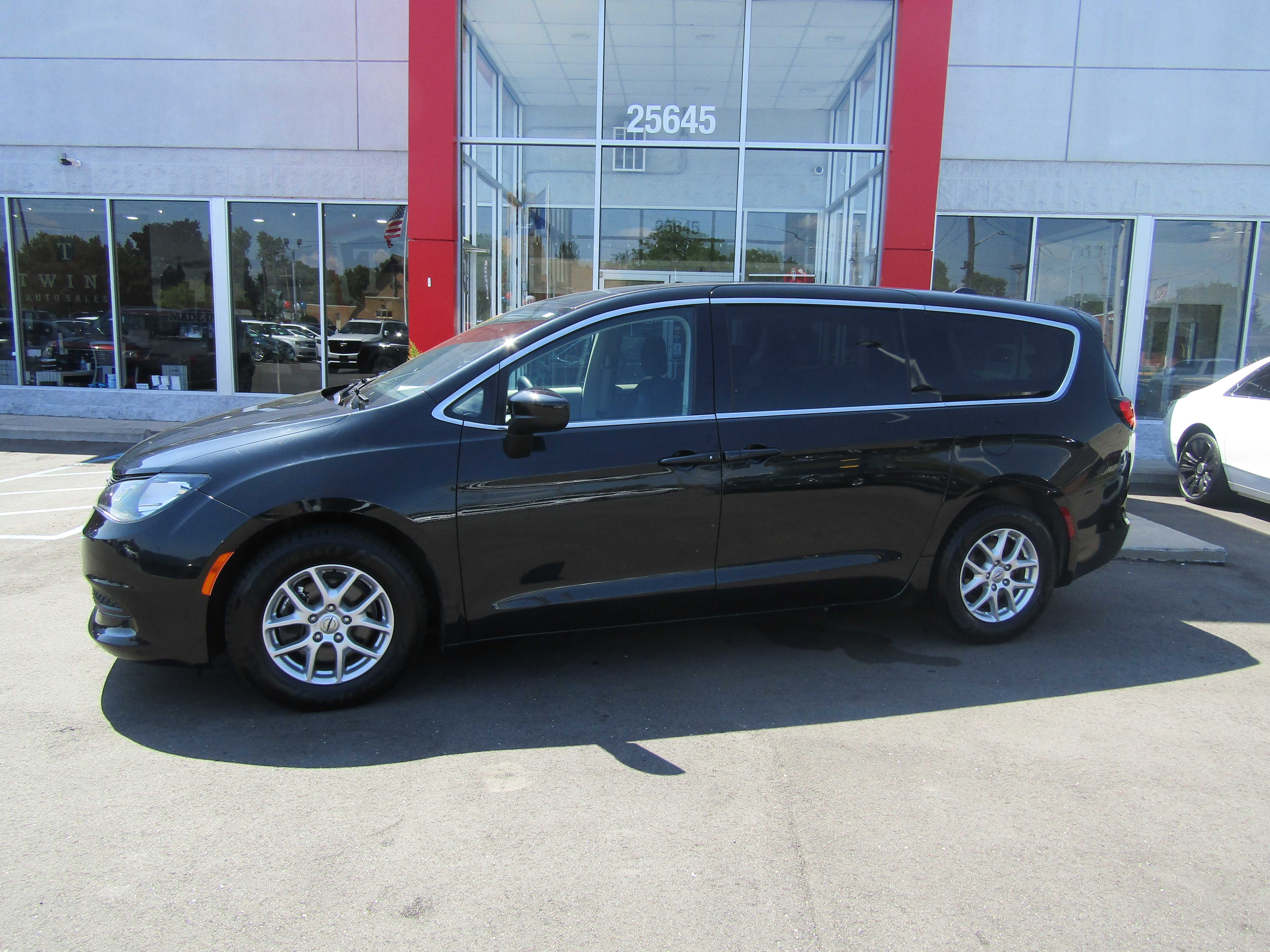 BLACK, 2022 CHRYSLER VOYAGER Thumnail Image 2