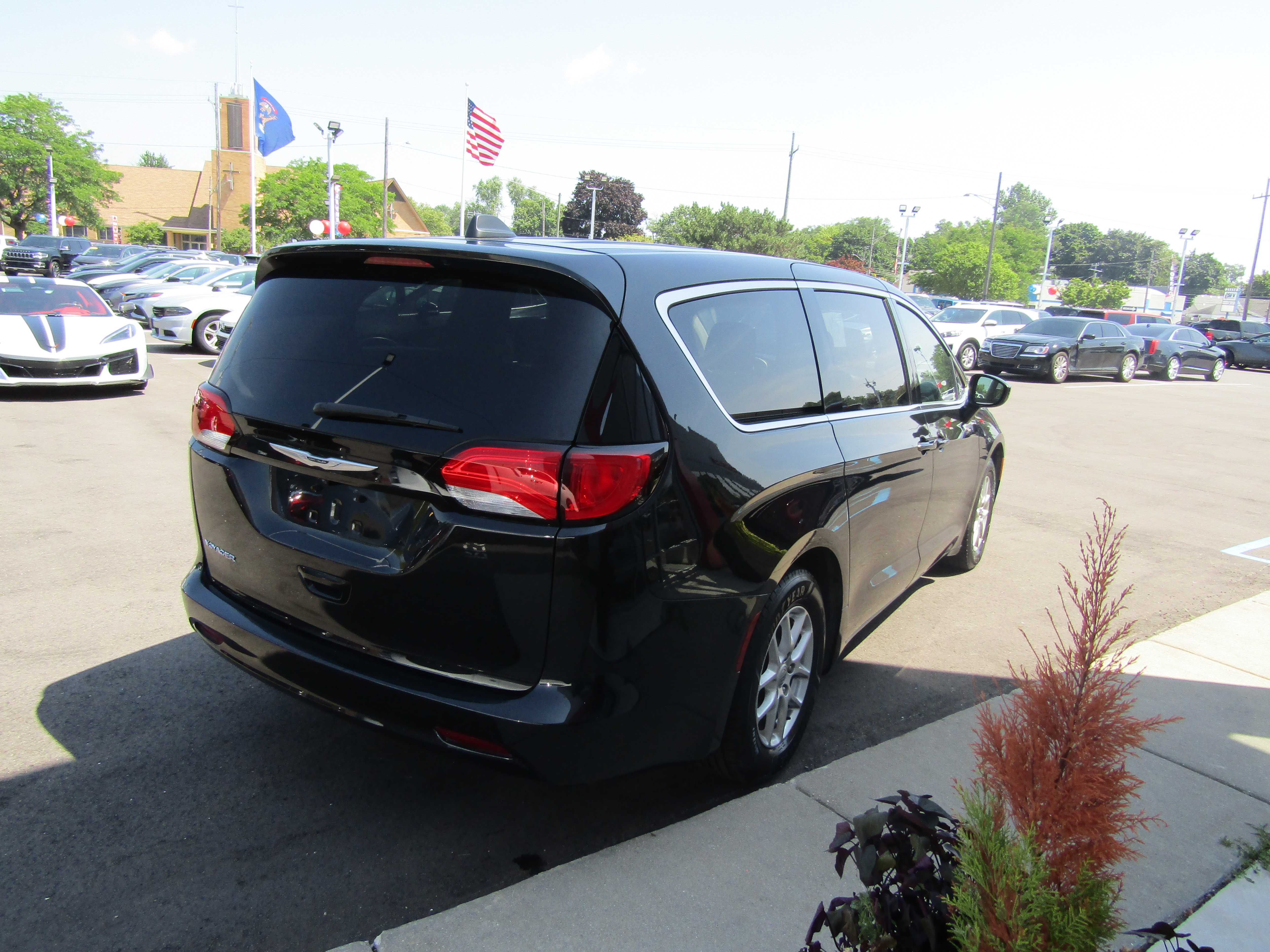 BLACK, 2022 CHRYSLER VOYAGER Thumnail Image 4