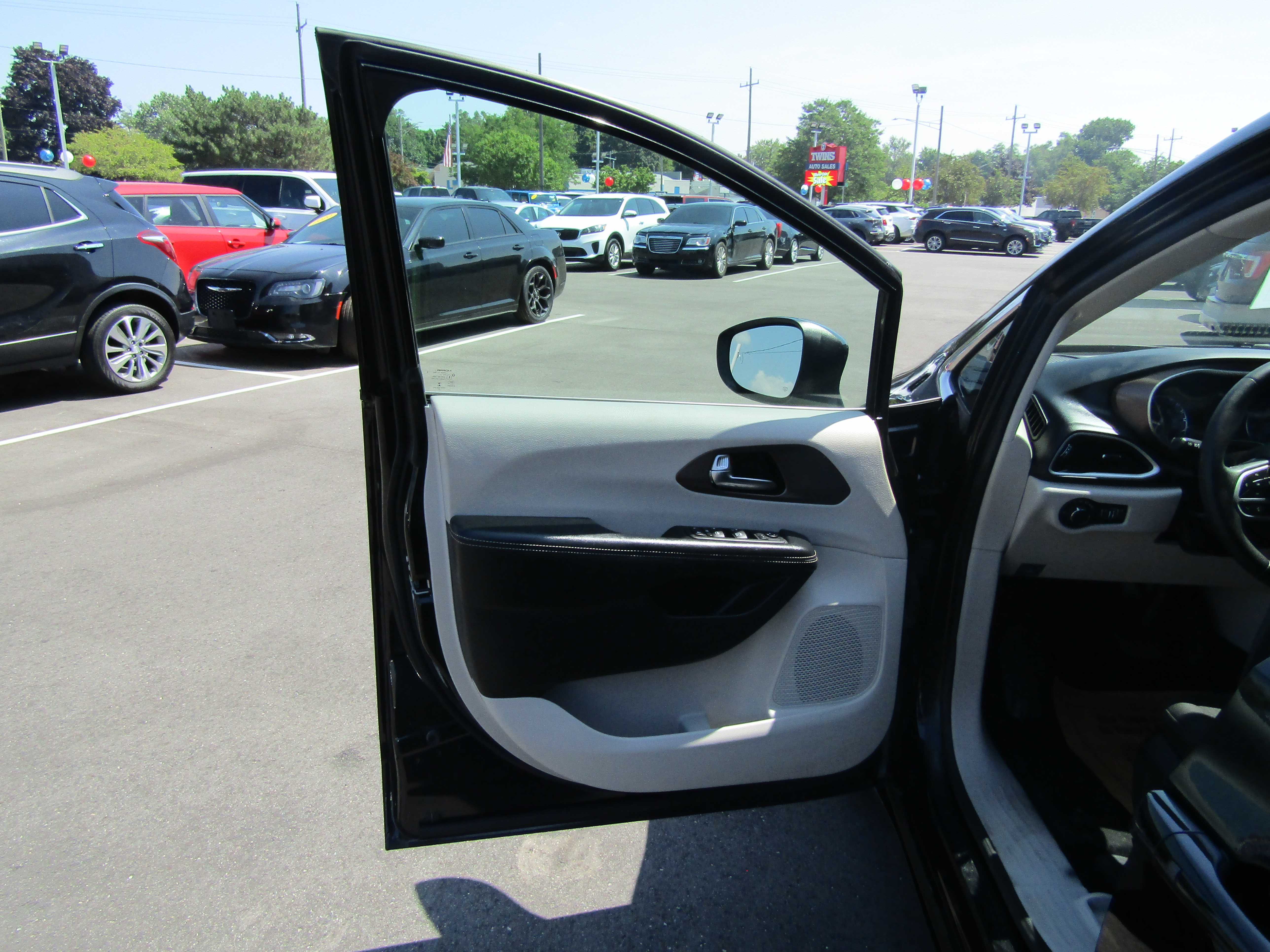 BLACK, 2022 CHRYSLER VOYAGER Thumnail Image 7