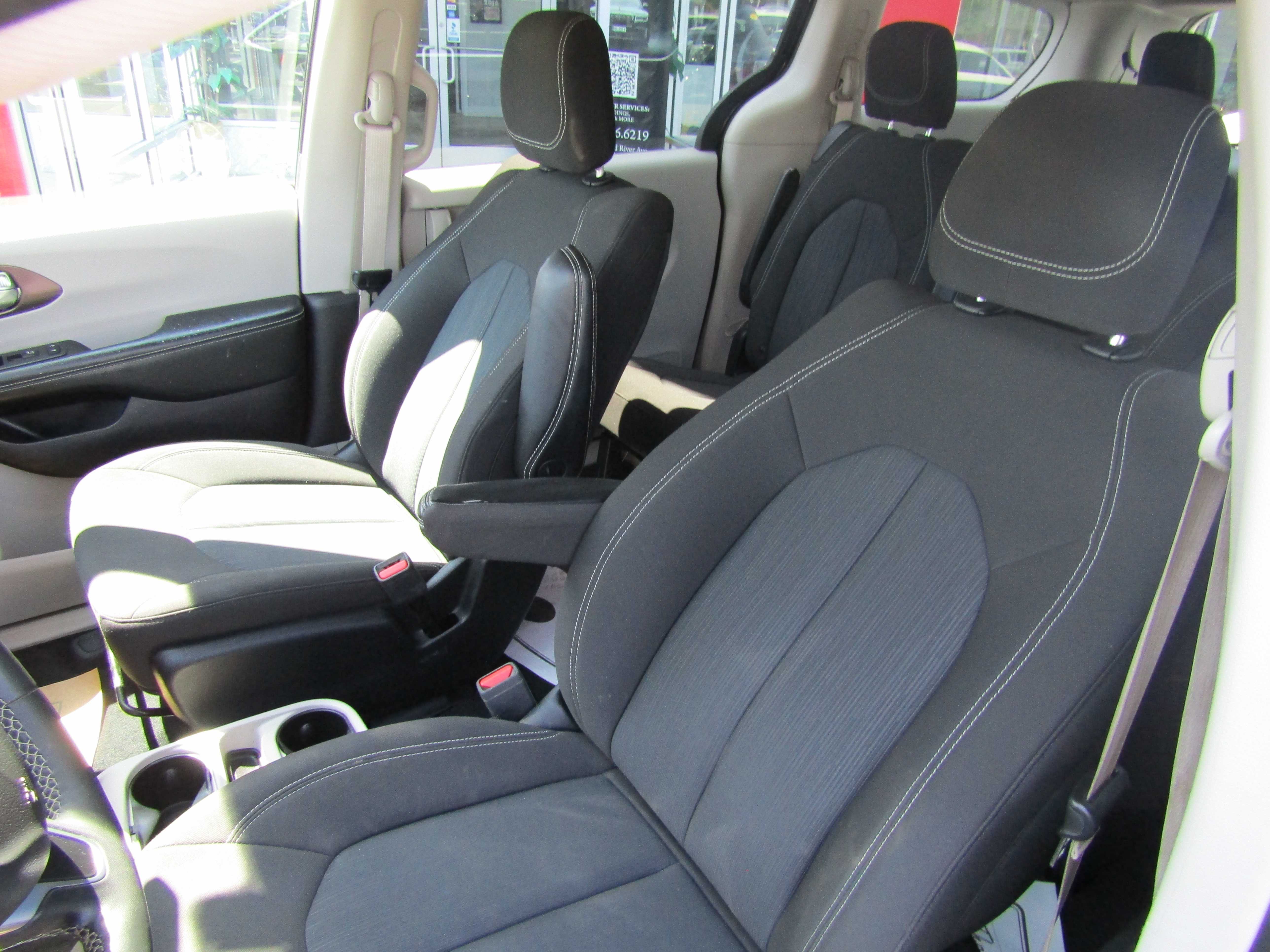 BLACK, 2022 CHRYSLER VOYAGER Thumnail Image 9
