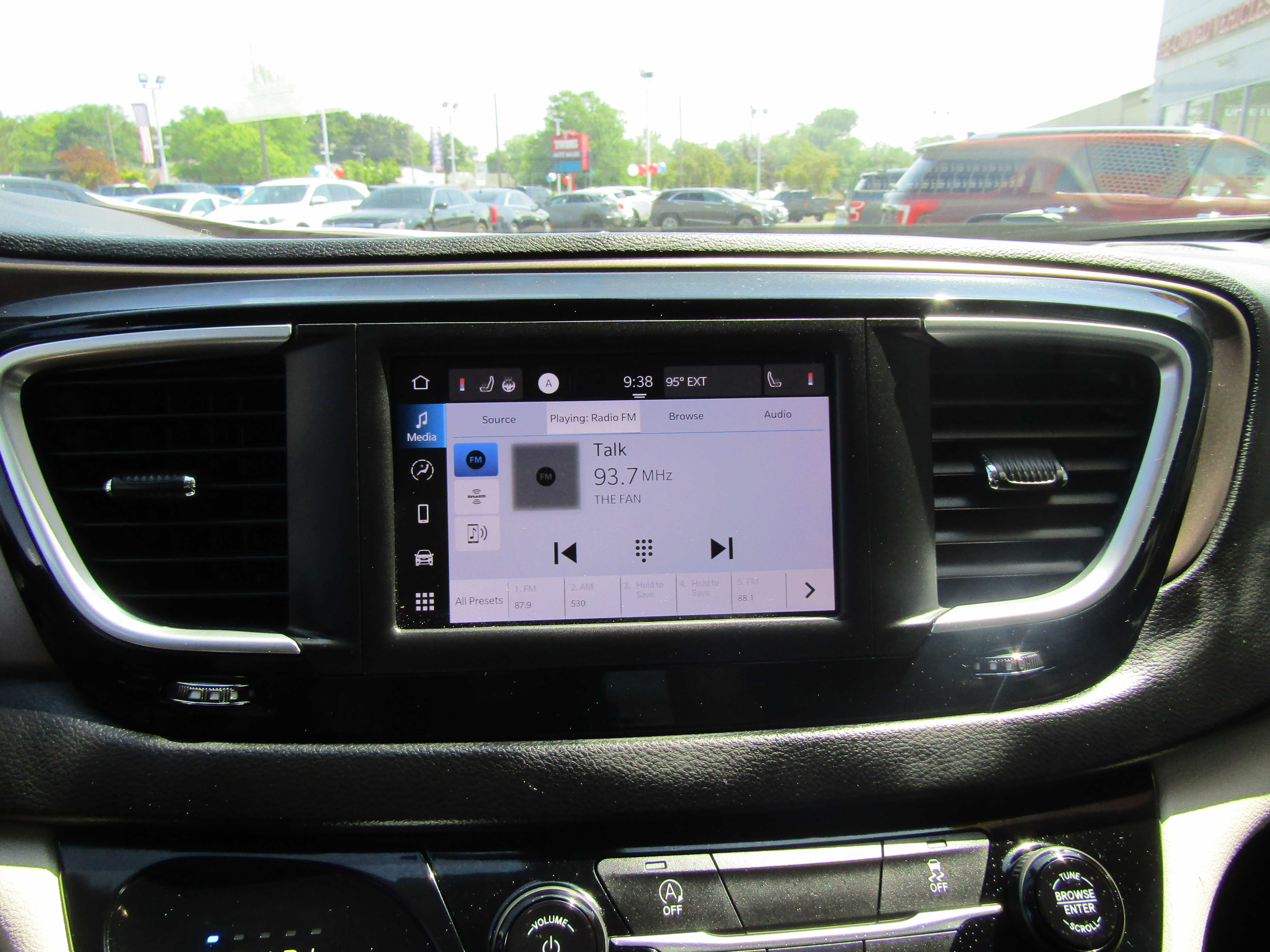 BLACK, 2022 CHRYSLER VOYAGER Thumnail Image 15