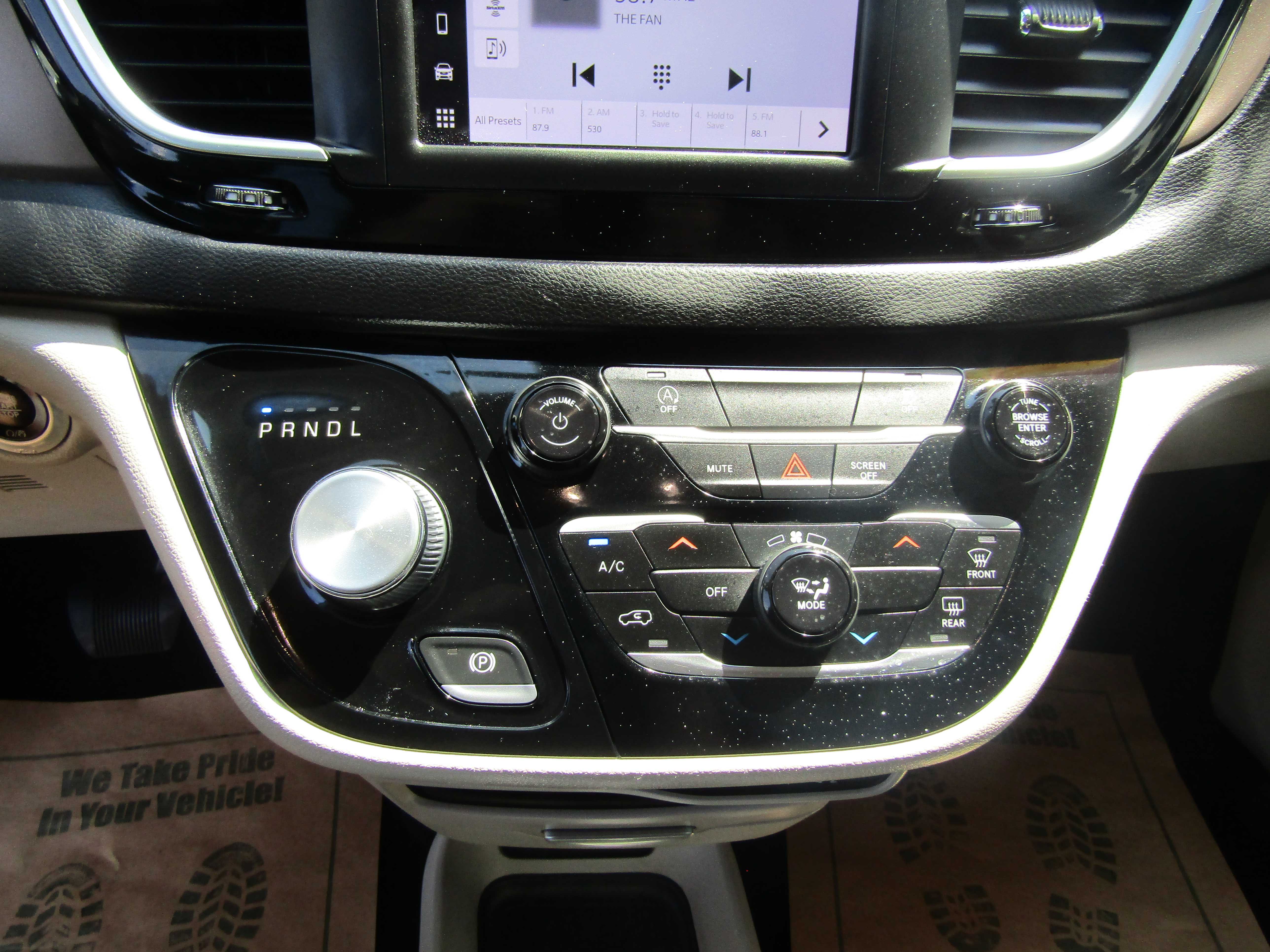 BLACK, 2022 CHRYSLER VOYAGER Thumnail Image 16