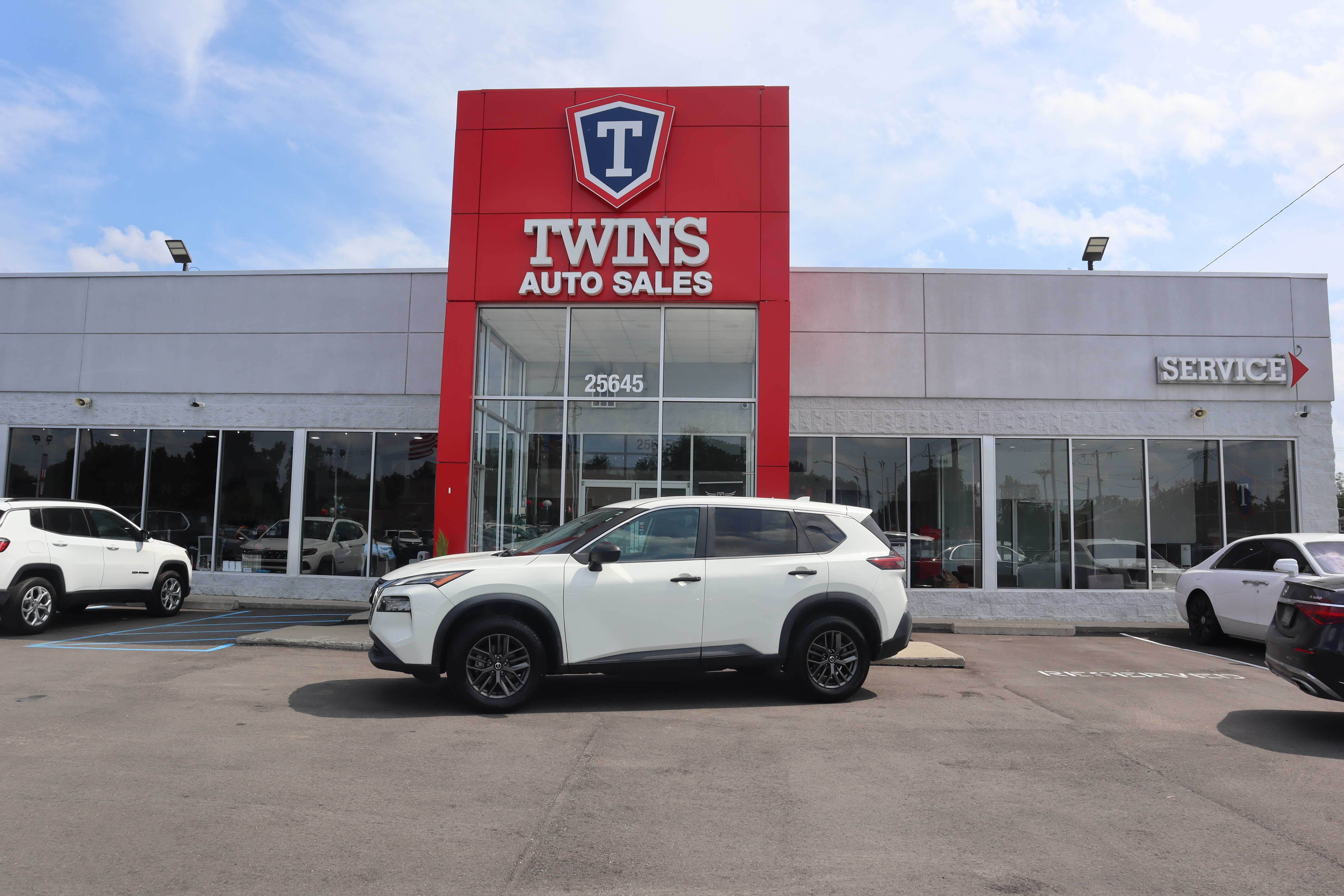 WHITE, 2021 NISSAN ROGUE Image 