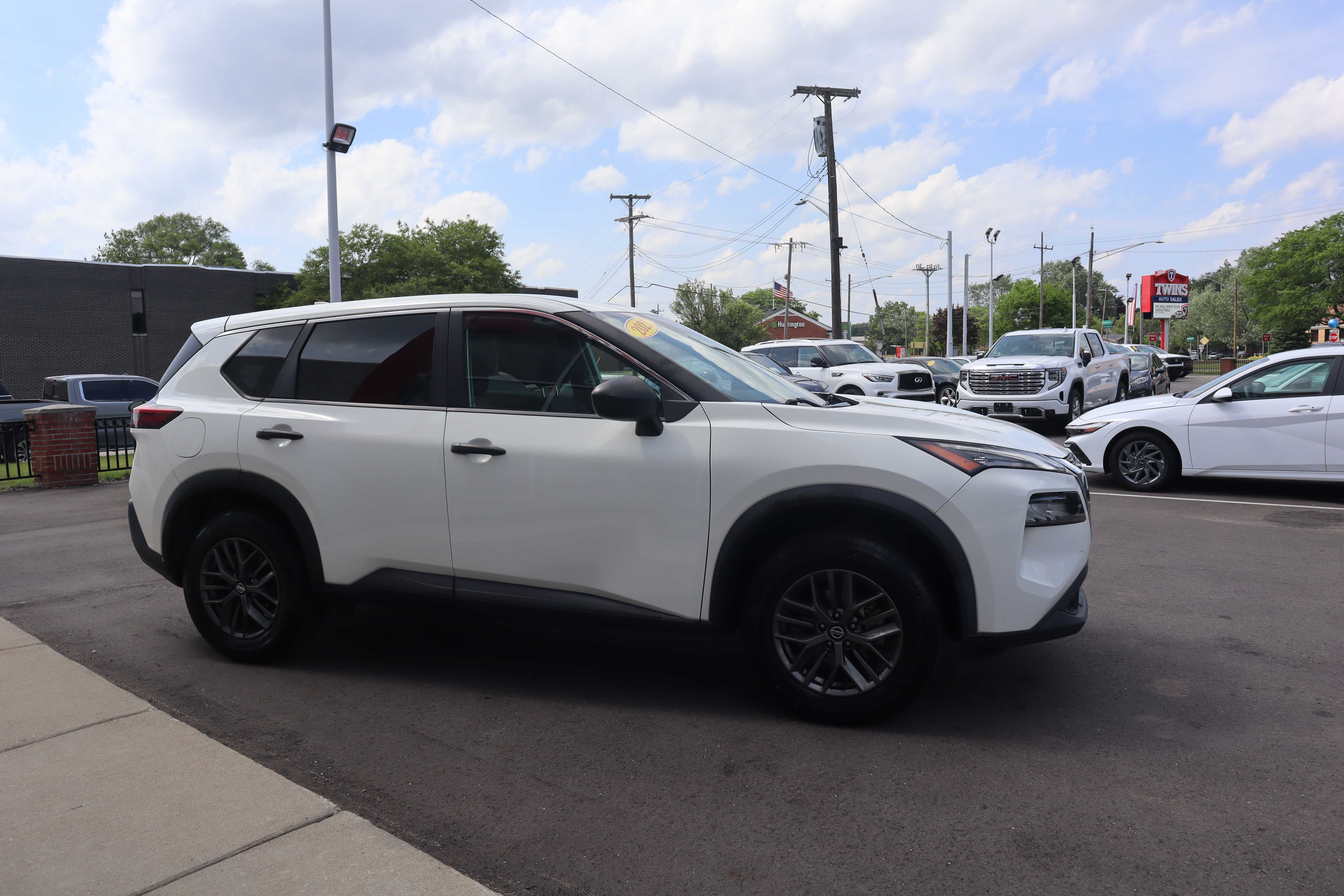WHITE, 2021 NISSAN ROGUE Thumnail Image 4