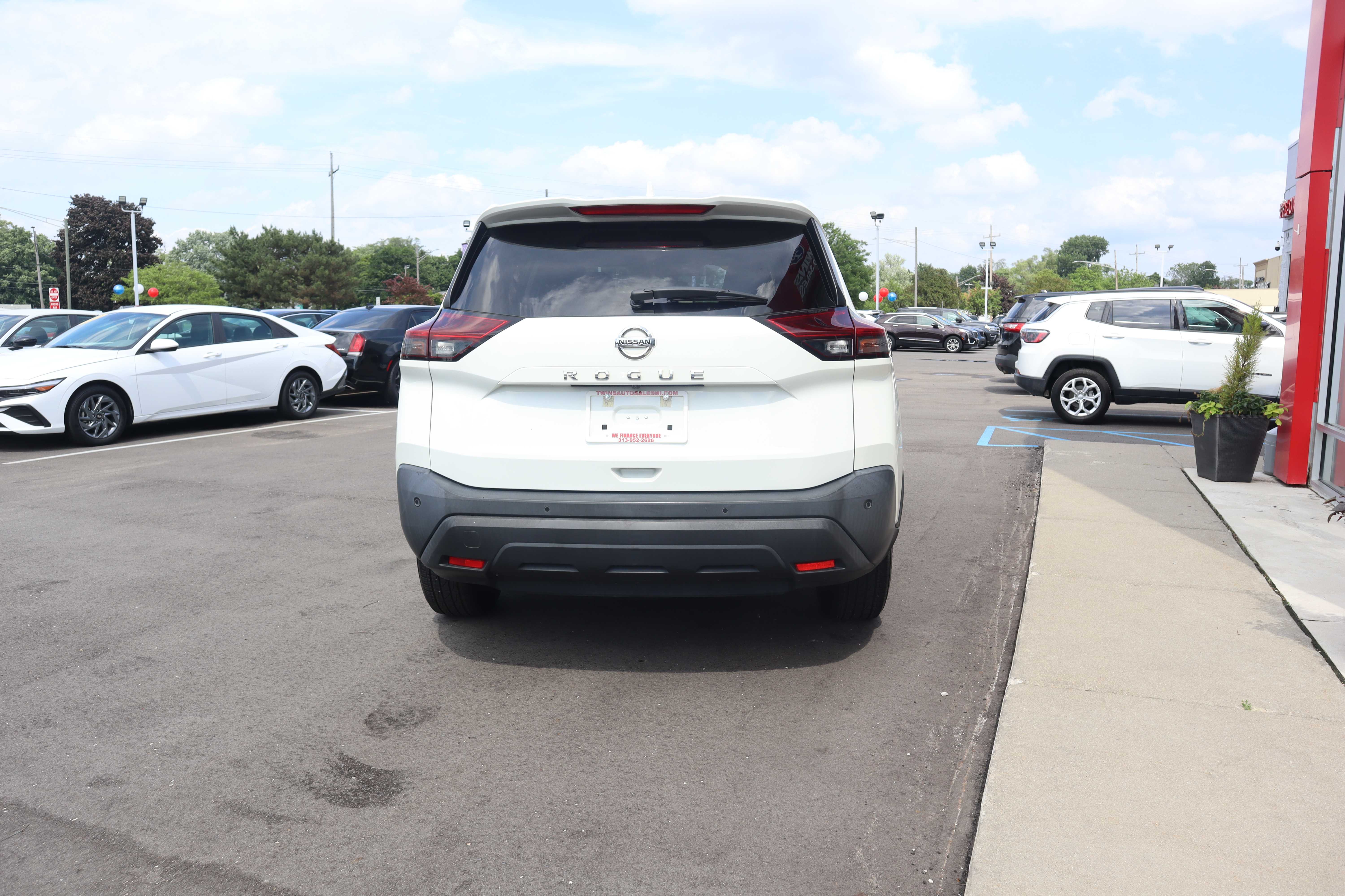 WHITE, 2021 NISSAN ROGUE Thumnail Image 5