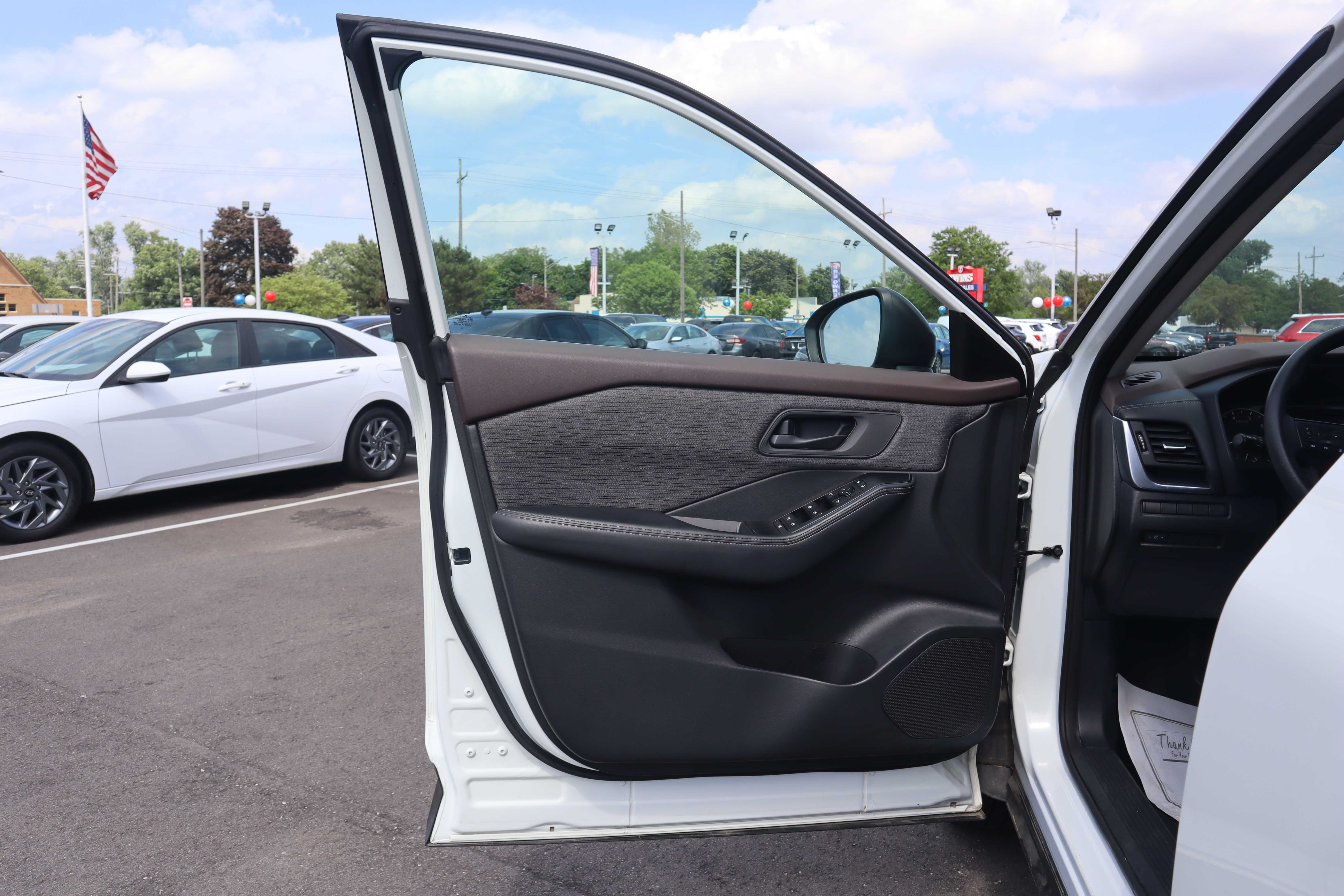 WHITE, 2021 NISSAN ROGUE Thumnail Image 8