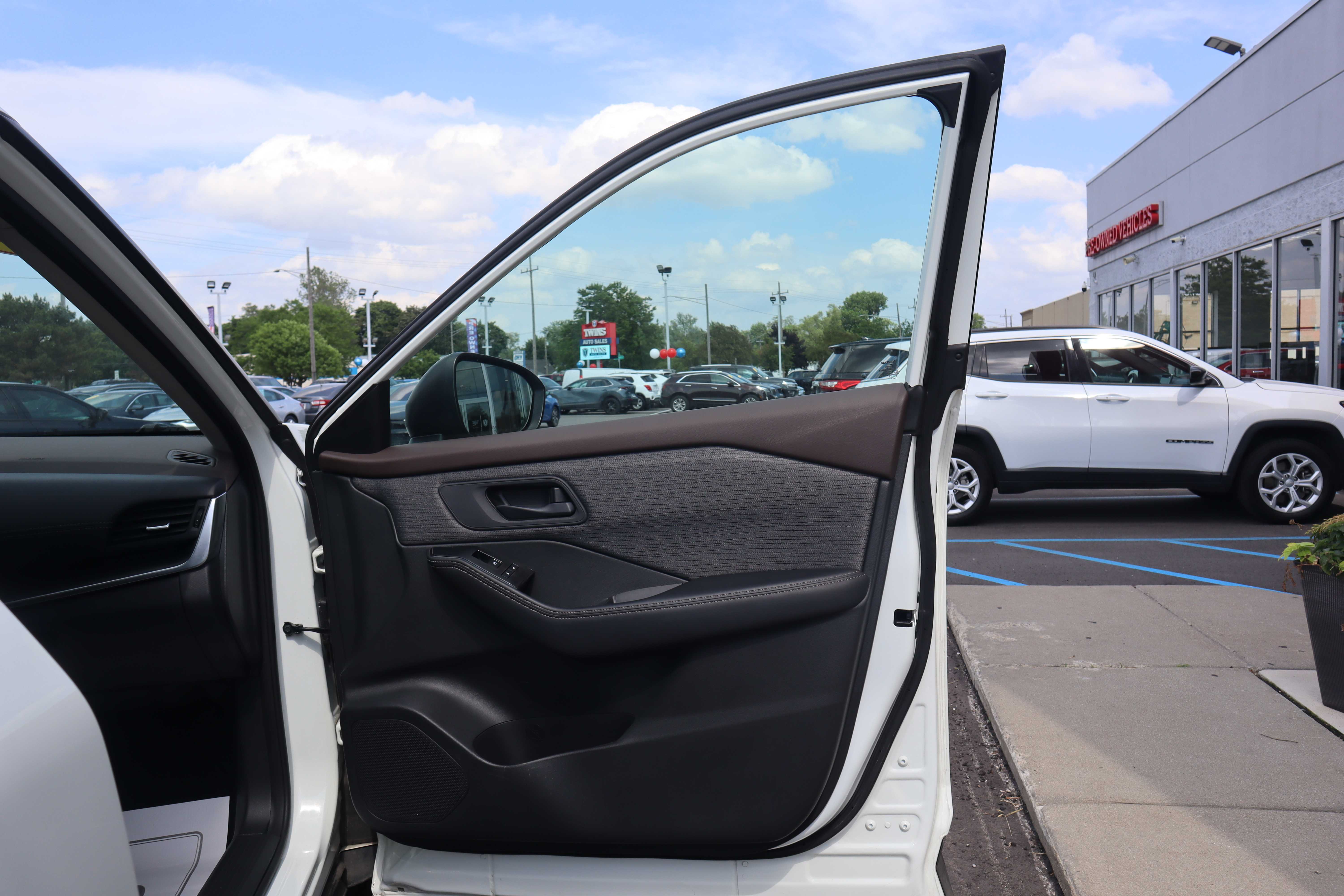 WHITE, 2021 NISSAN ROGUE Thumnail Image 16