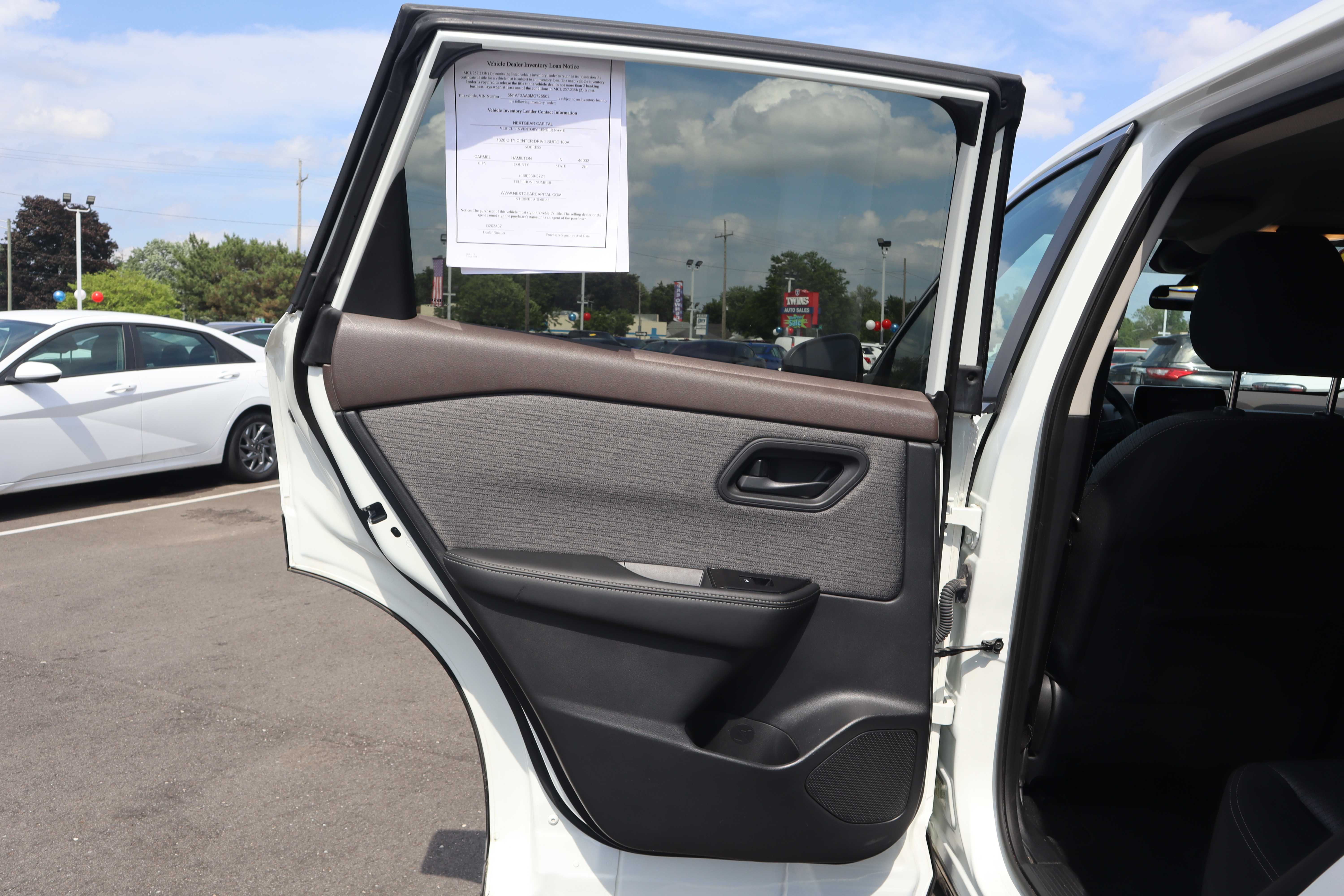WHITE, 2021 NISSAN ROGUE Thumnail Image 18