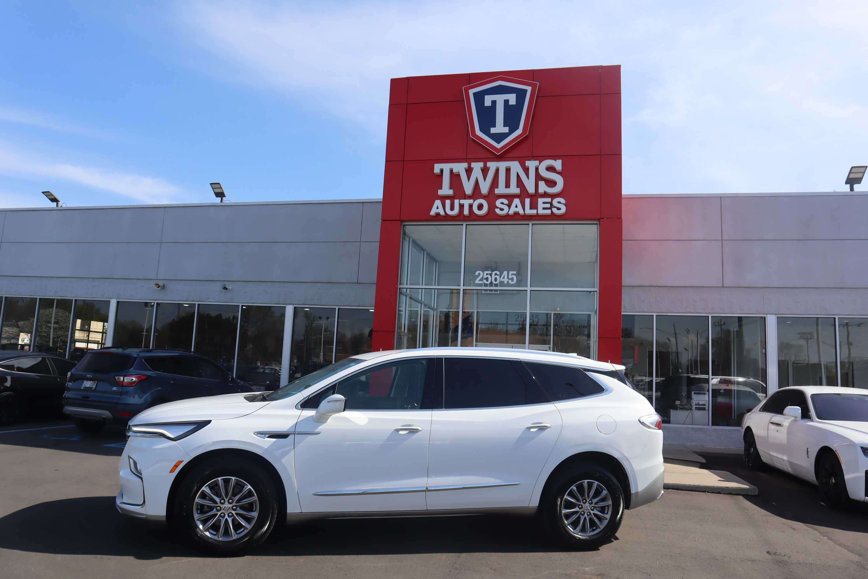 WHITE, 2023 BUICK ENCLAVE Image 