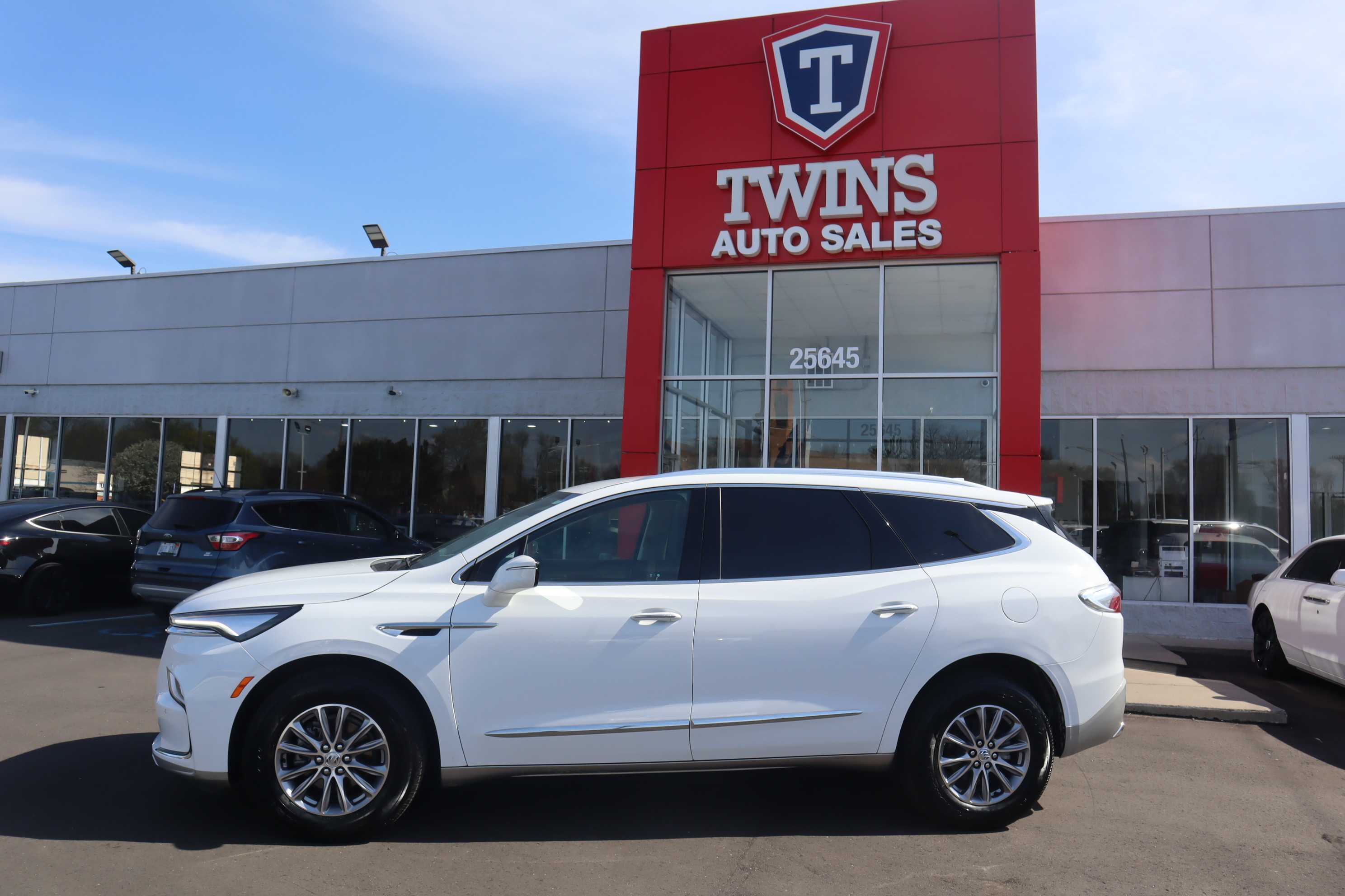 WHITE, 2023 BUICK ENCLAVE Thumnail Image 2