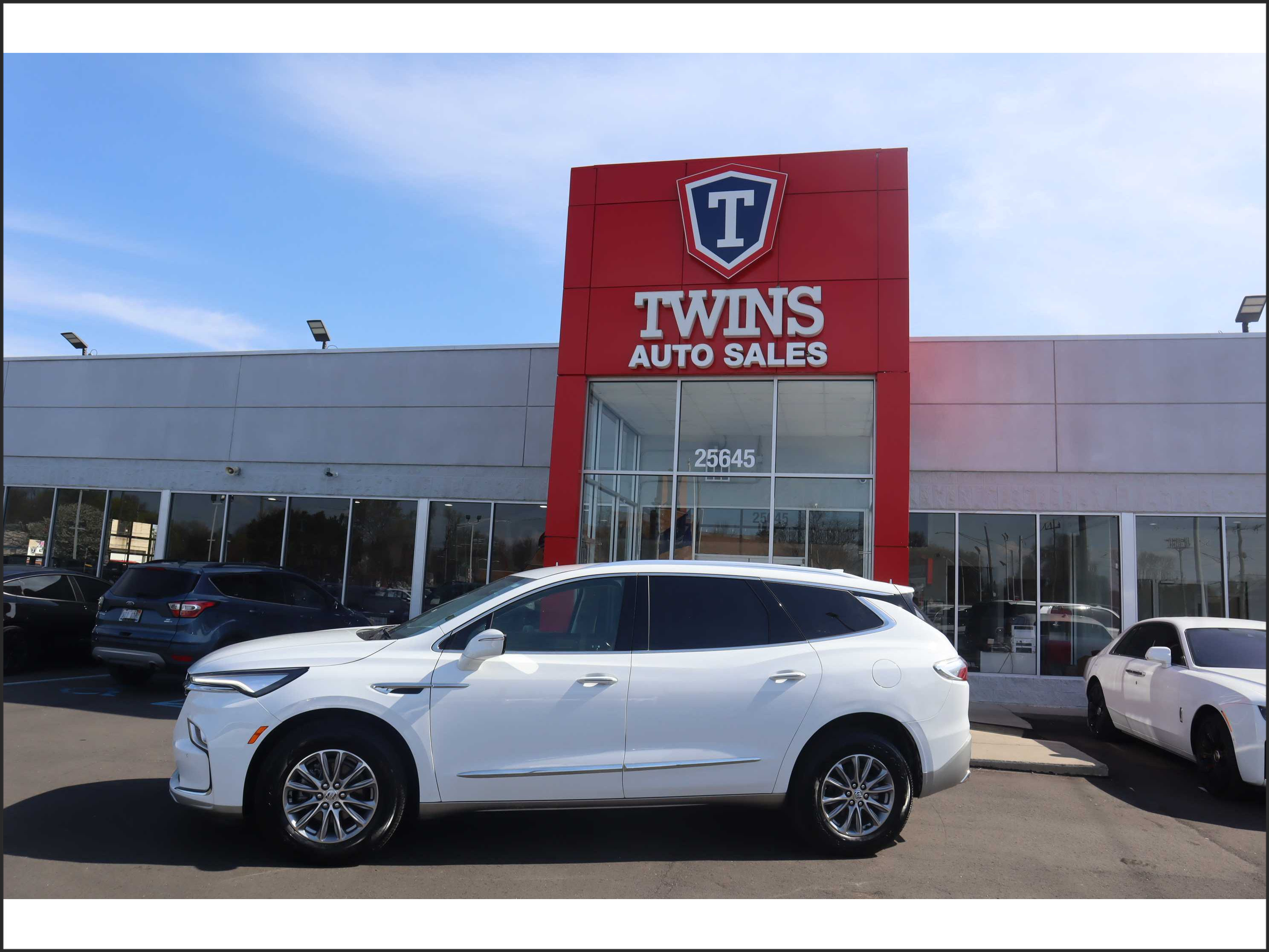 WHITE, 2023 BUICK ENCLAVE Thumnail Image 1