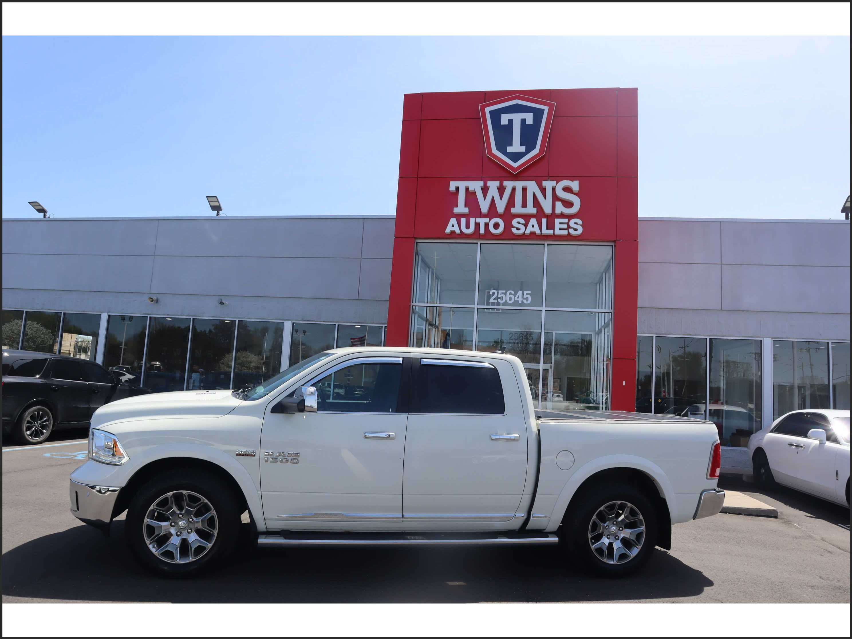 WHITE, 2017 RAM 1500 CREW CAB Image 