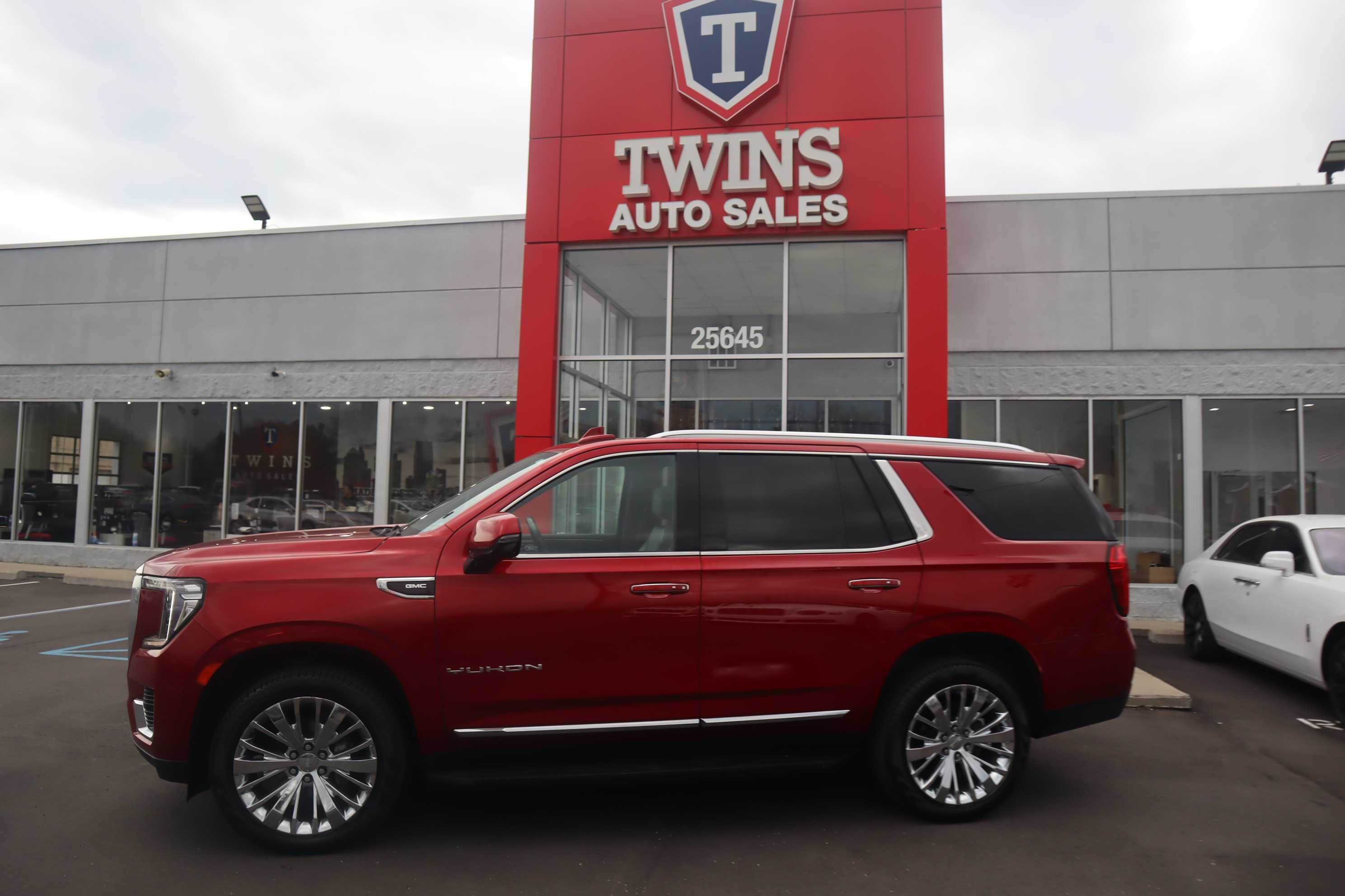 RED, 2021 GMC YUKON Thumnail Image 2