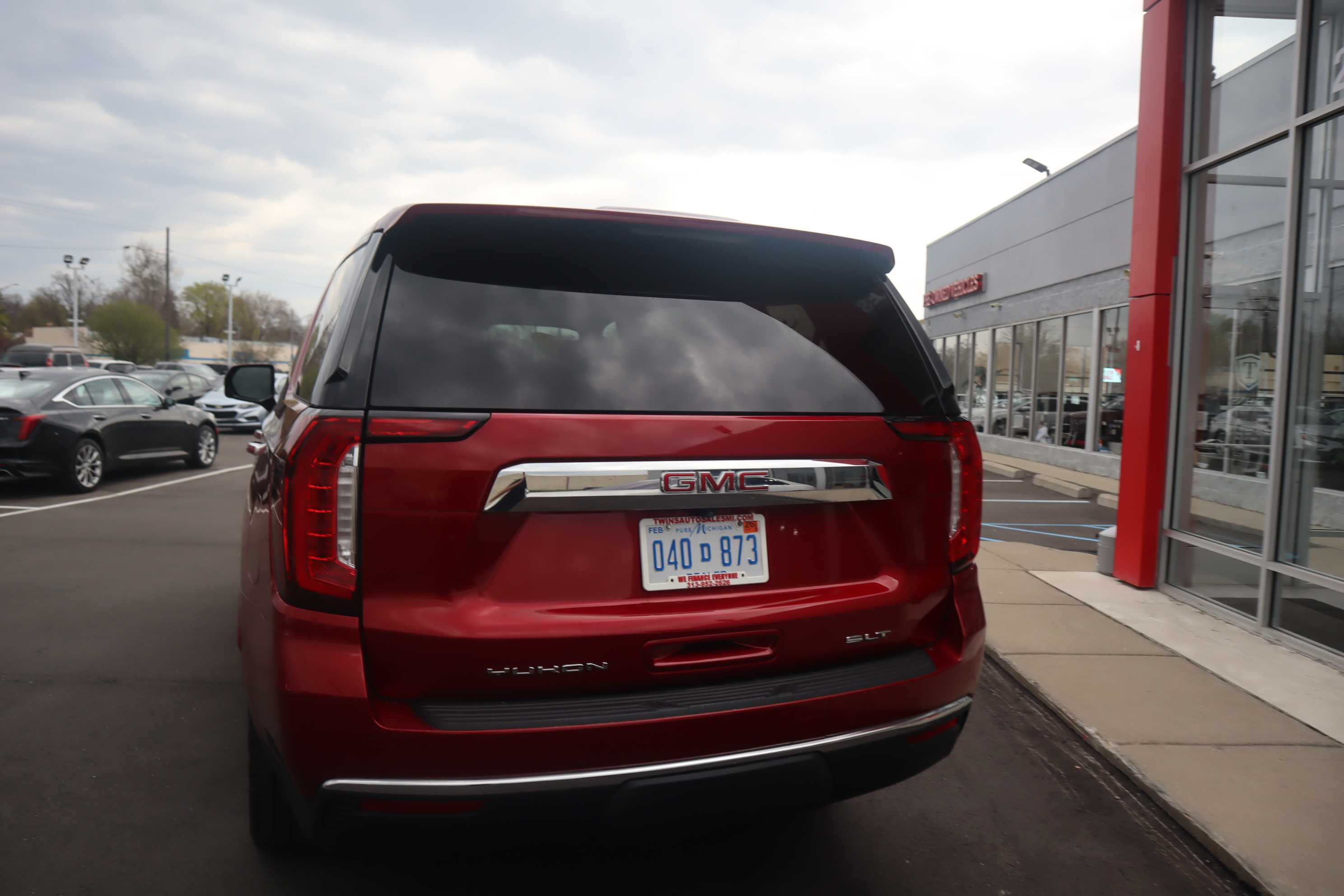 RED, 2021 GMC YUKON Thumnail Image 3