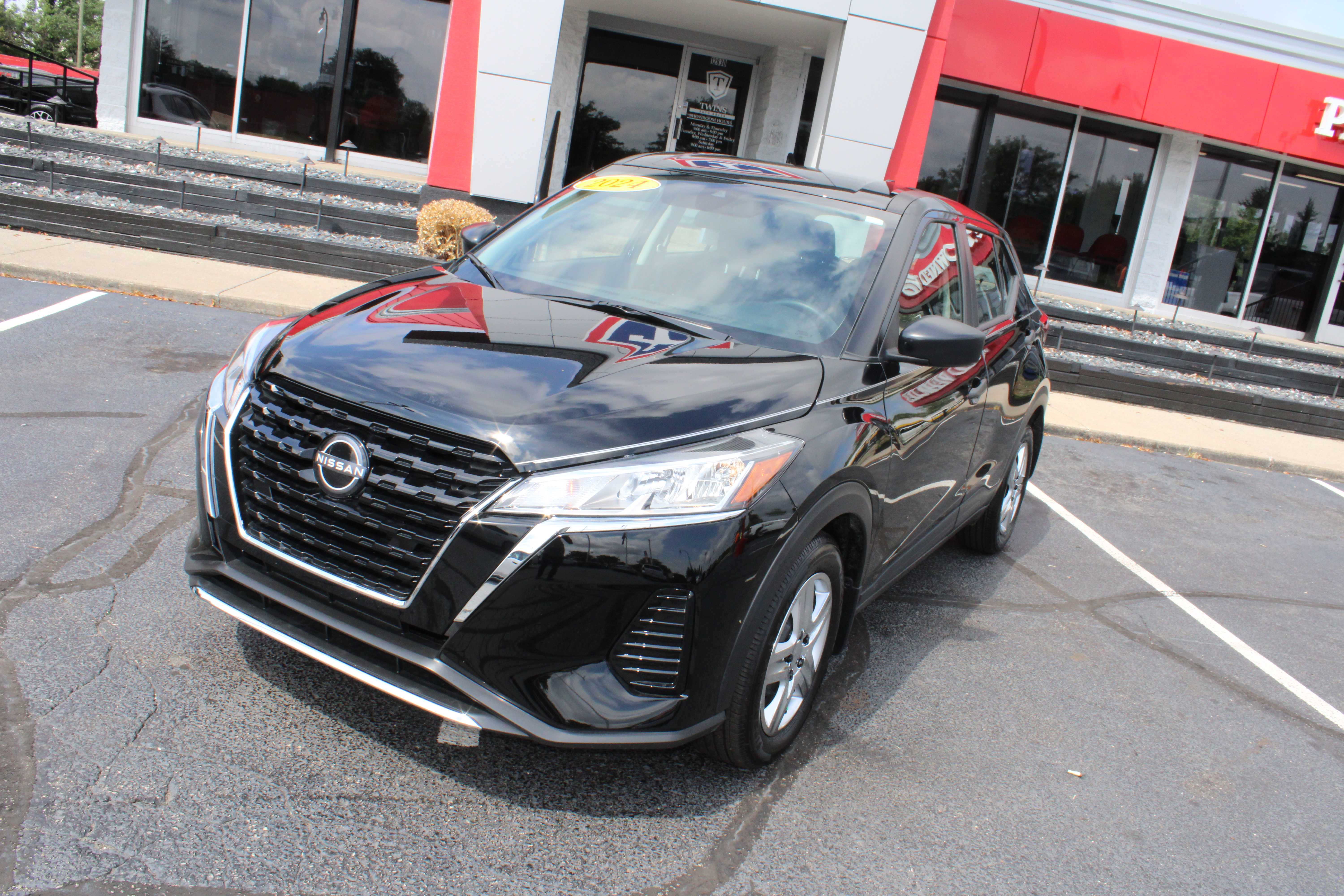 BLACK, 2024 NISSAN KICKS Thumnail Image 2