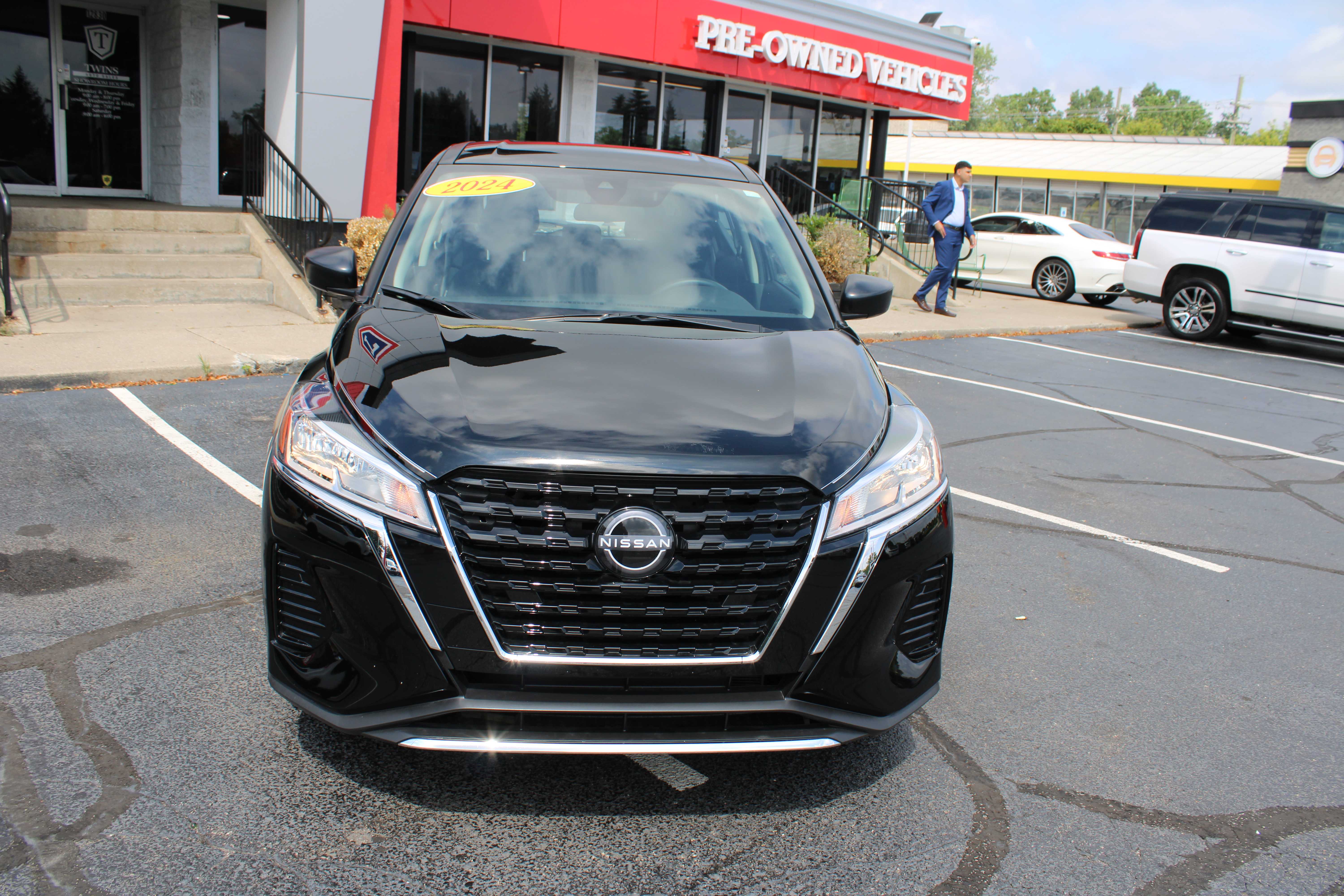 BLACK, 2024 NISSAN KICKS Thumnail Image 3