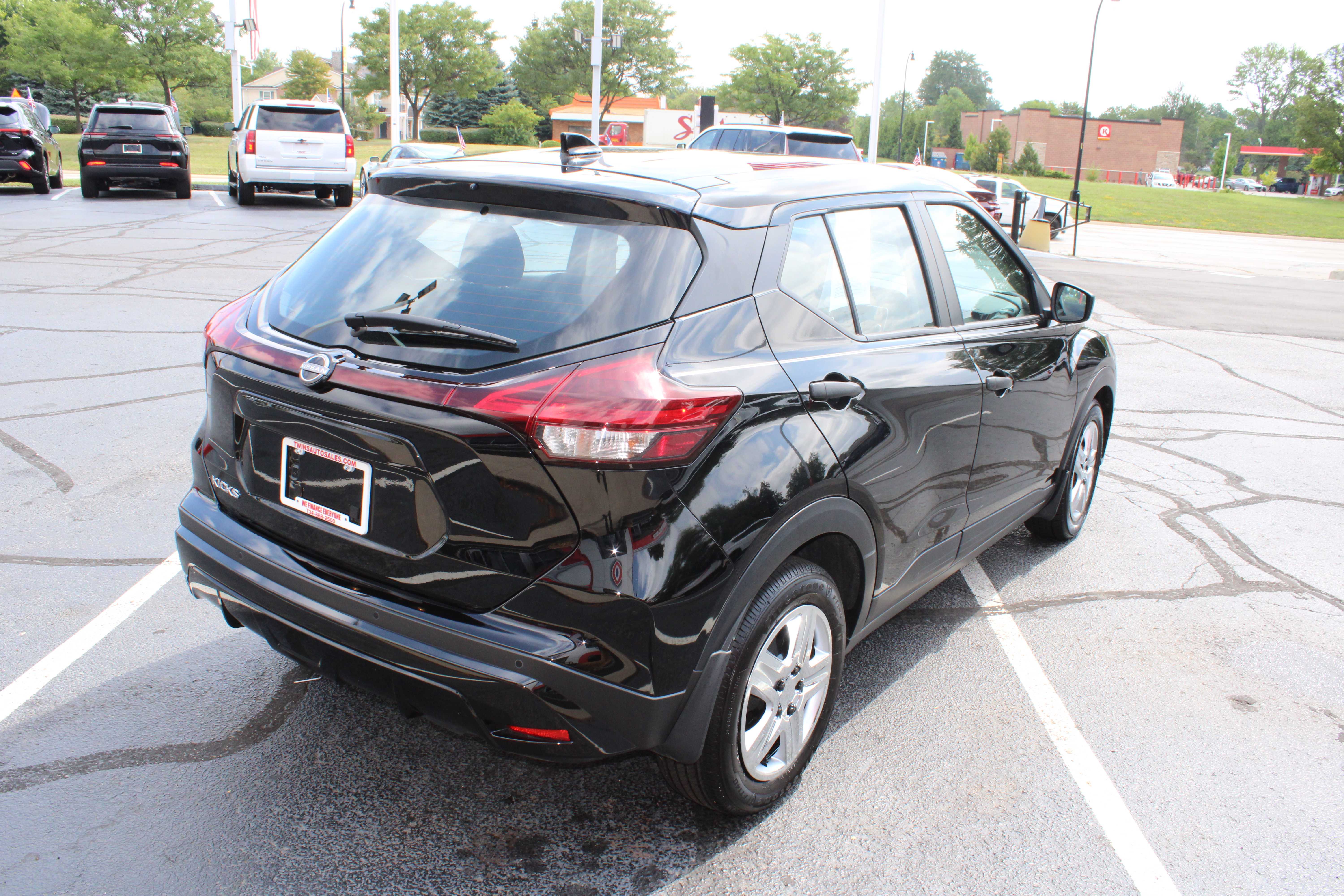BLACK, 2024 NISSAN KICKS Thumnail Image 6