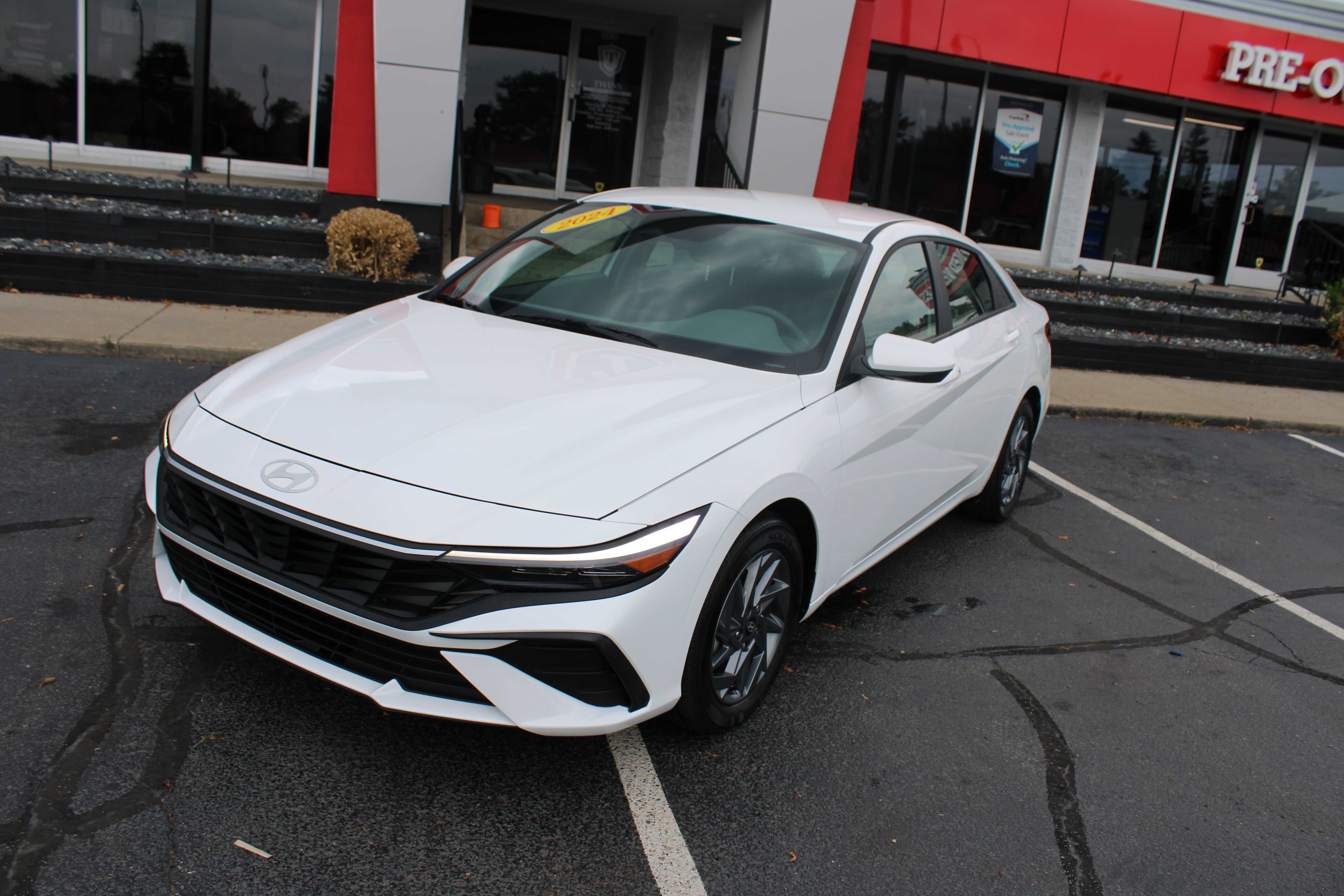 WHITE, 2024 HYUNDAI ELANTRA HYBRID Thumnail Image 2