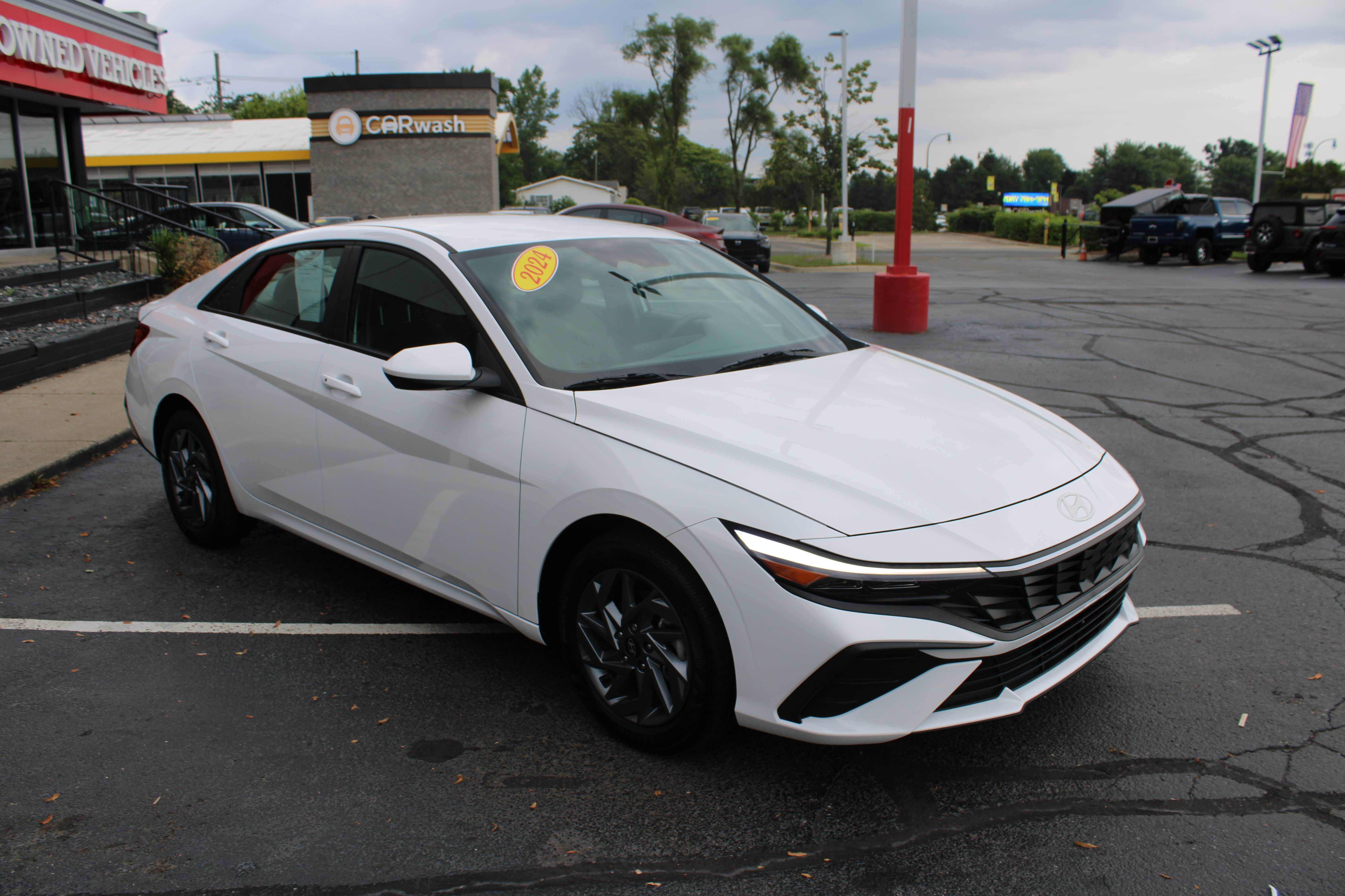 WHITE, 2024 HYUNDAI ELANTRA HYBRID Thumnail Image 4