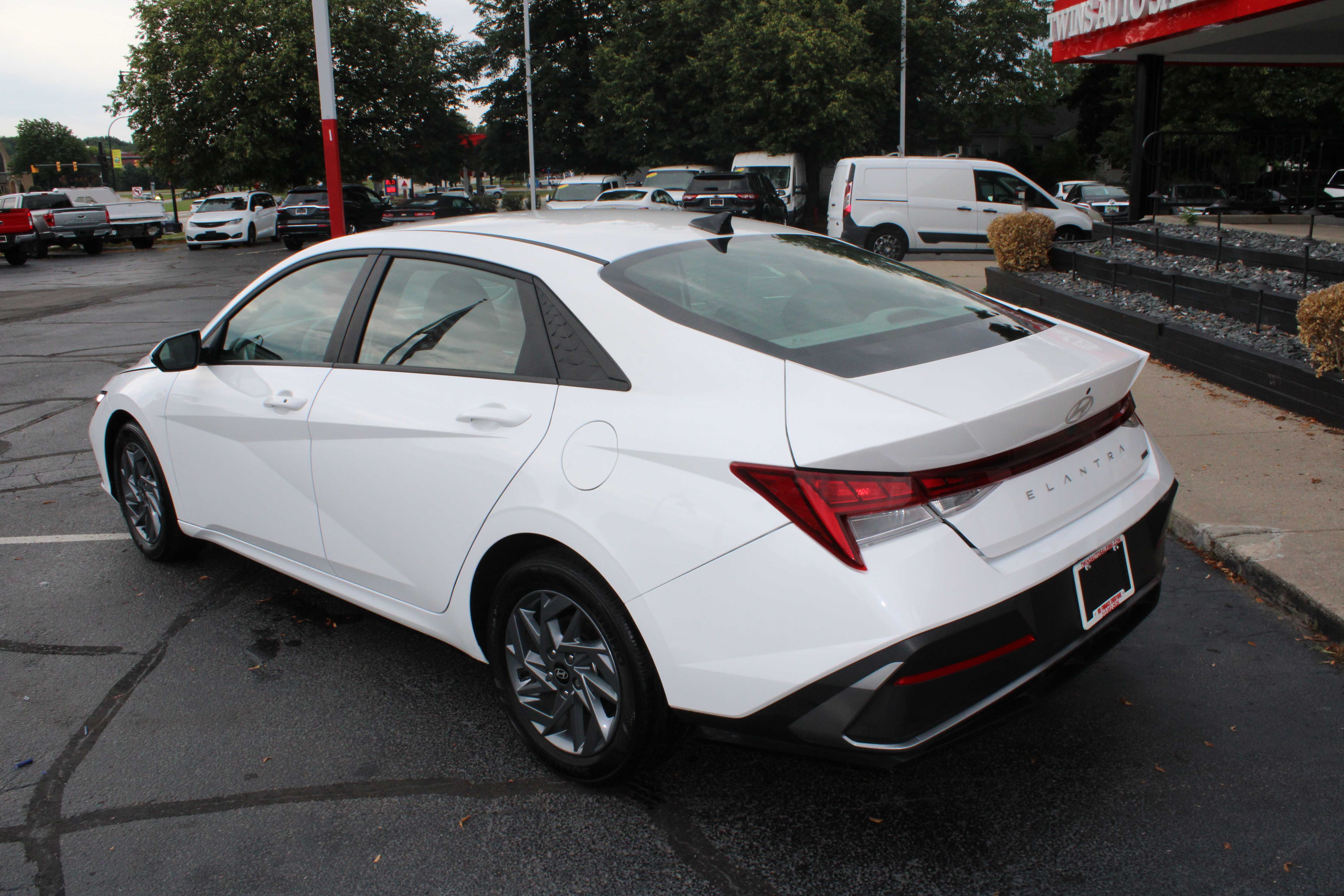 WHITE, 2024 HYUNDAI ELANTRA HYBRID Thumnail Image 8