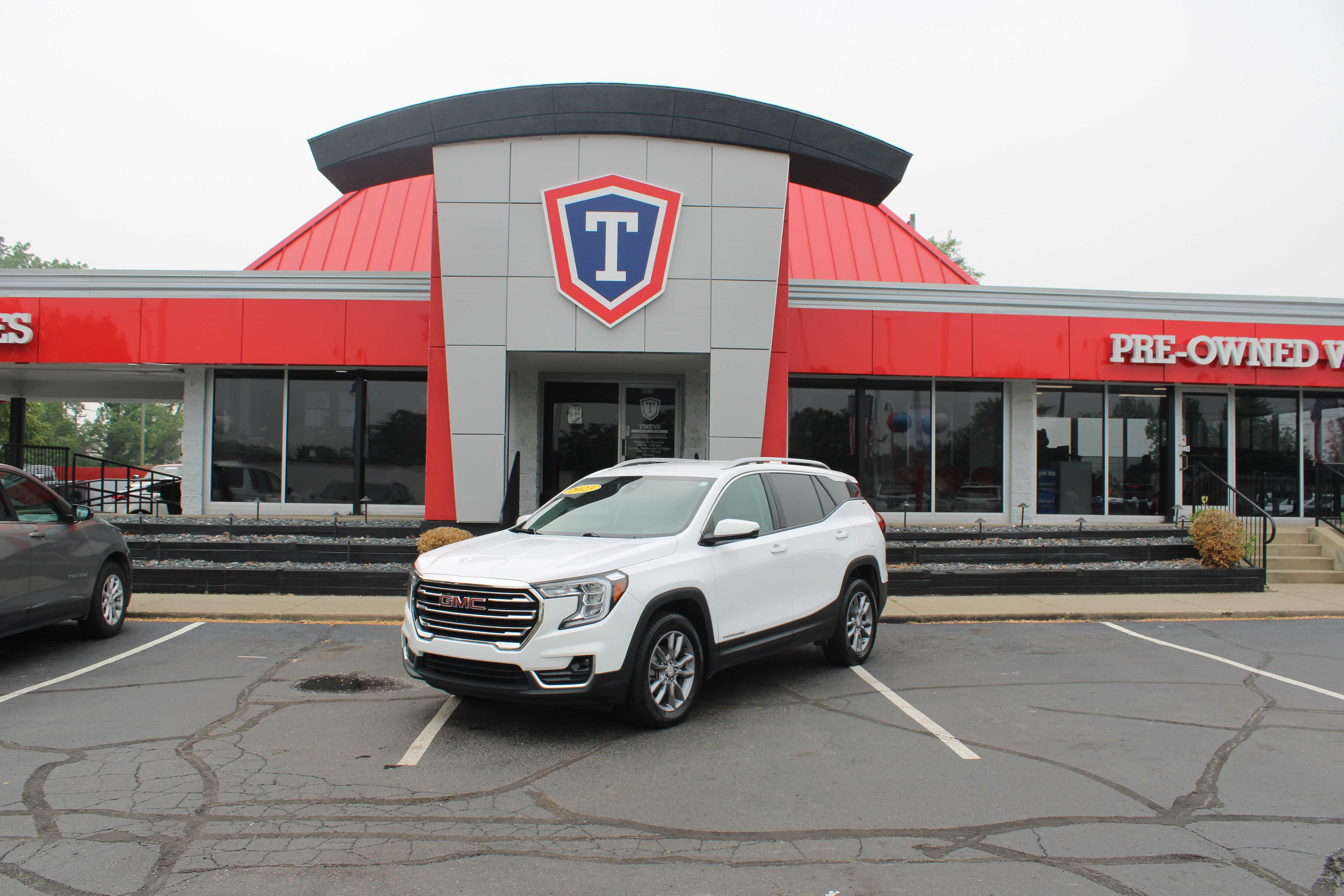 WHITE, 2023 GMC TERRAIN Thumnail Image 1
