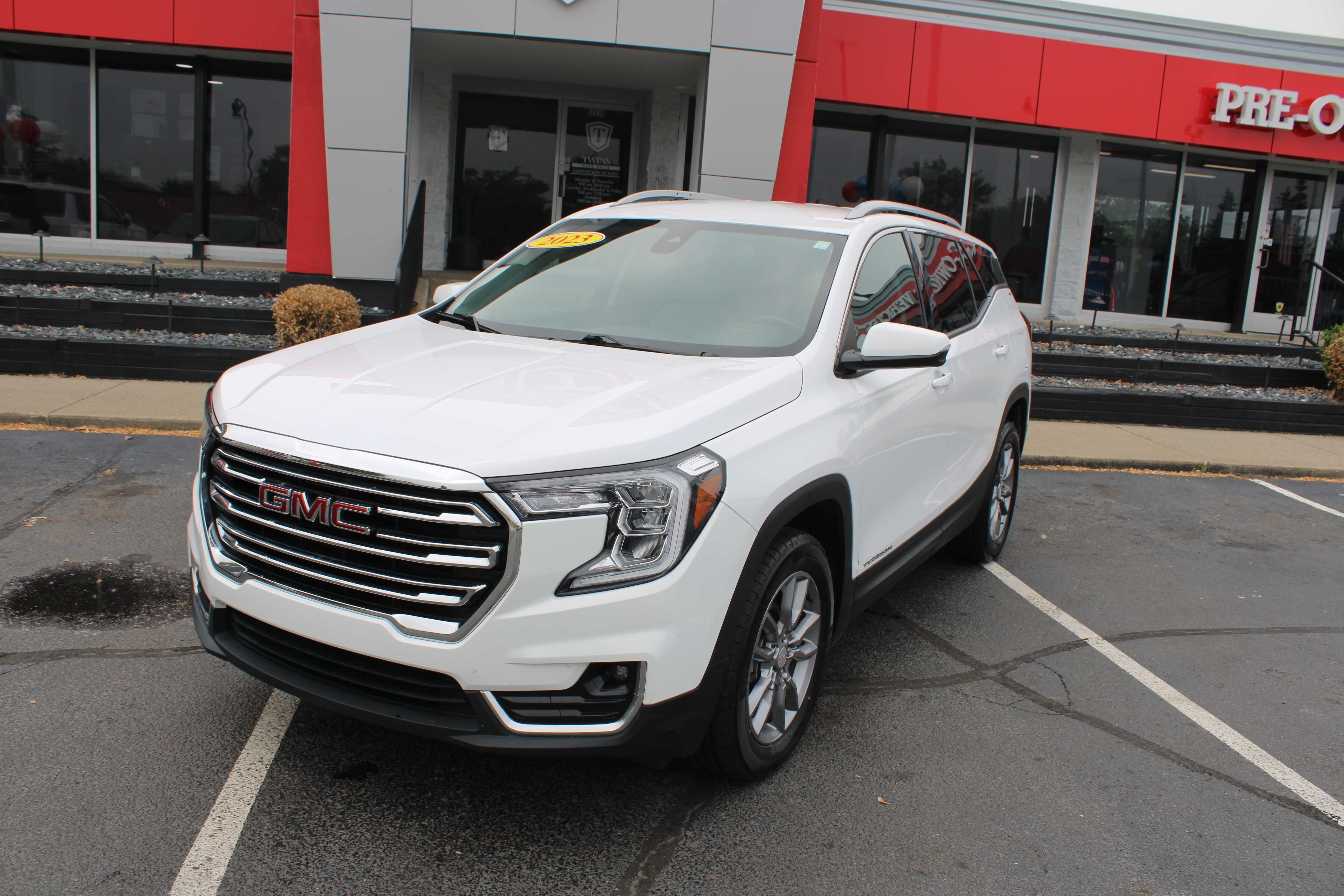 WHITE, 2023 GMC TERRAIN Thumnail Image 2