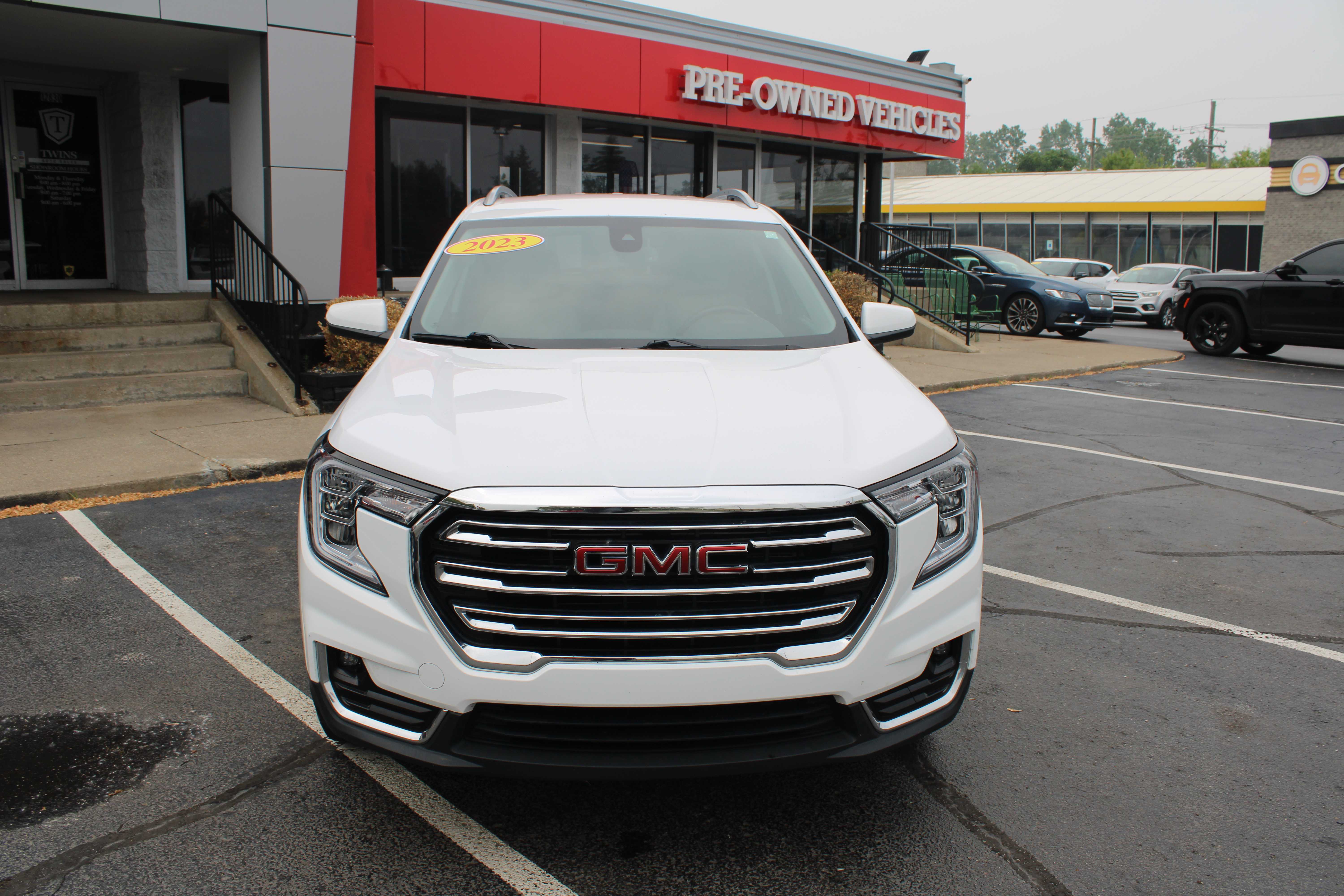 WHITE, 2023 GMC TERRAIN Thumnail Image 3