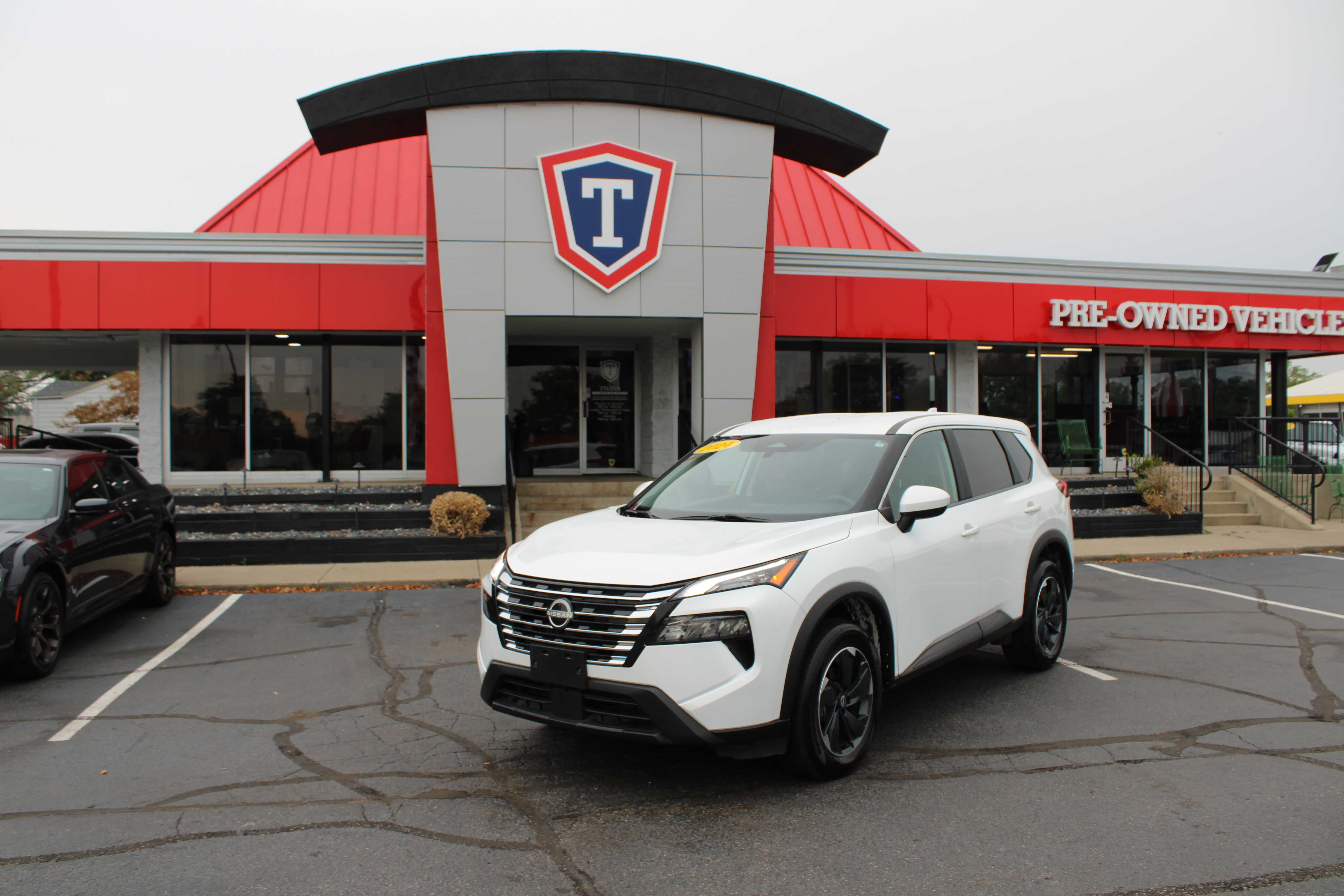 WHITE, 2024 NISSAN ROGUE Thumnail Image 1
