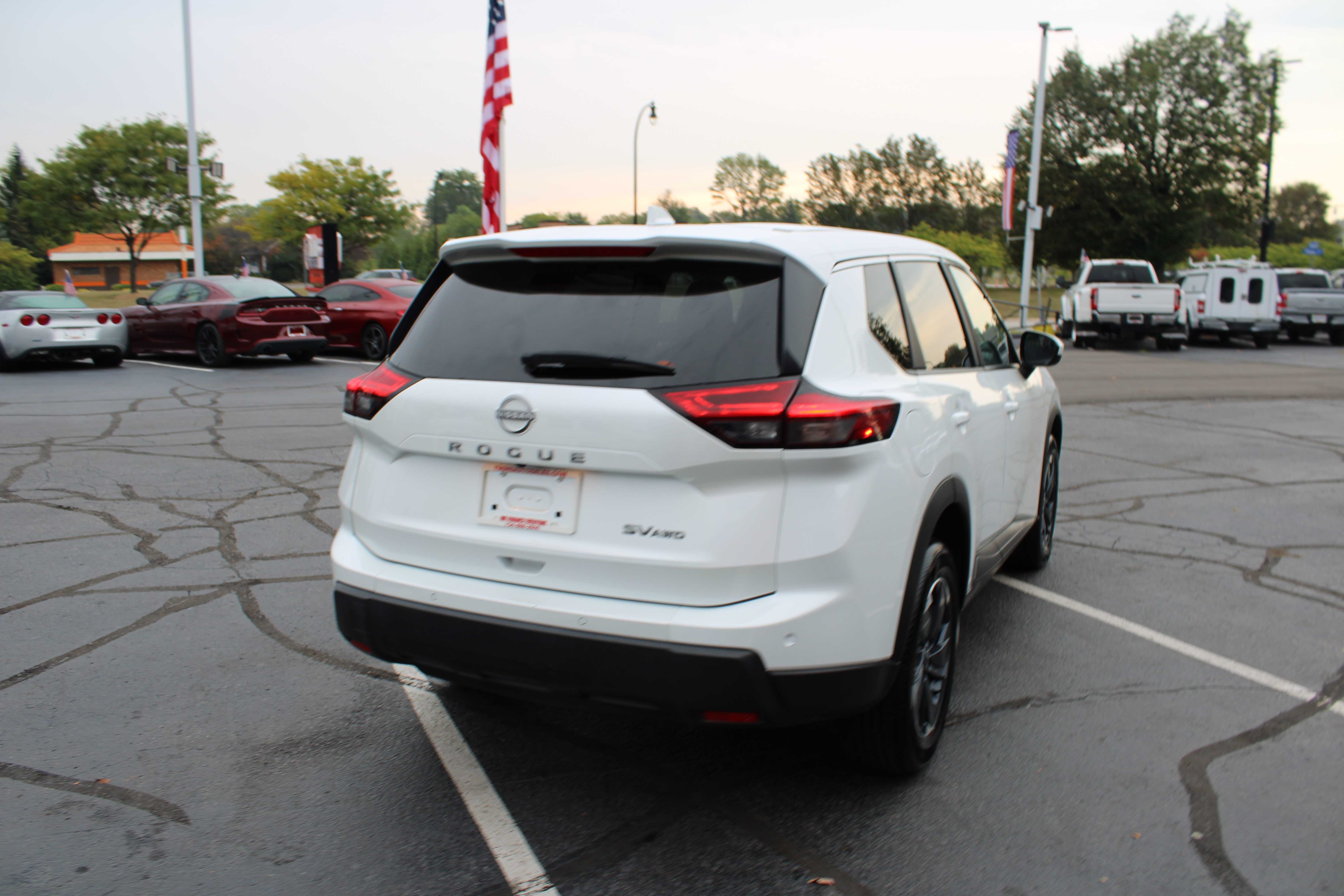 WHITE, 2024 NISSAN ROGUE Thumnail Image 4