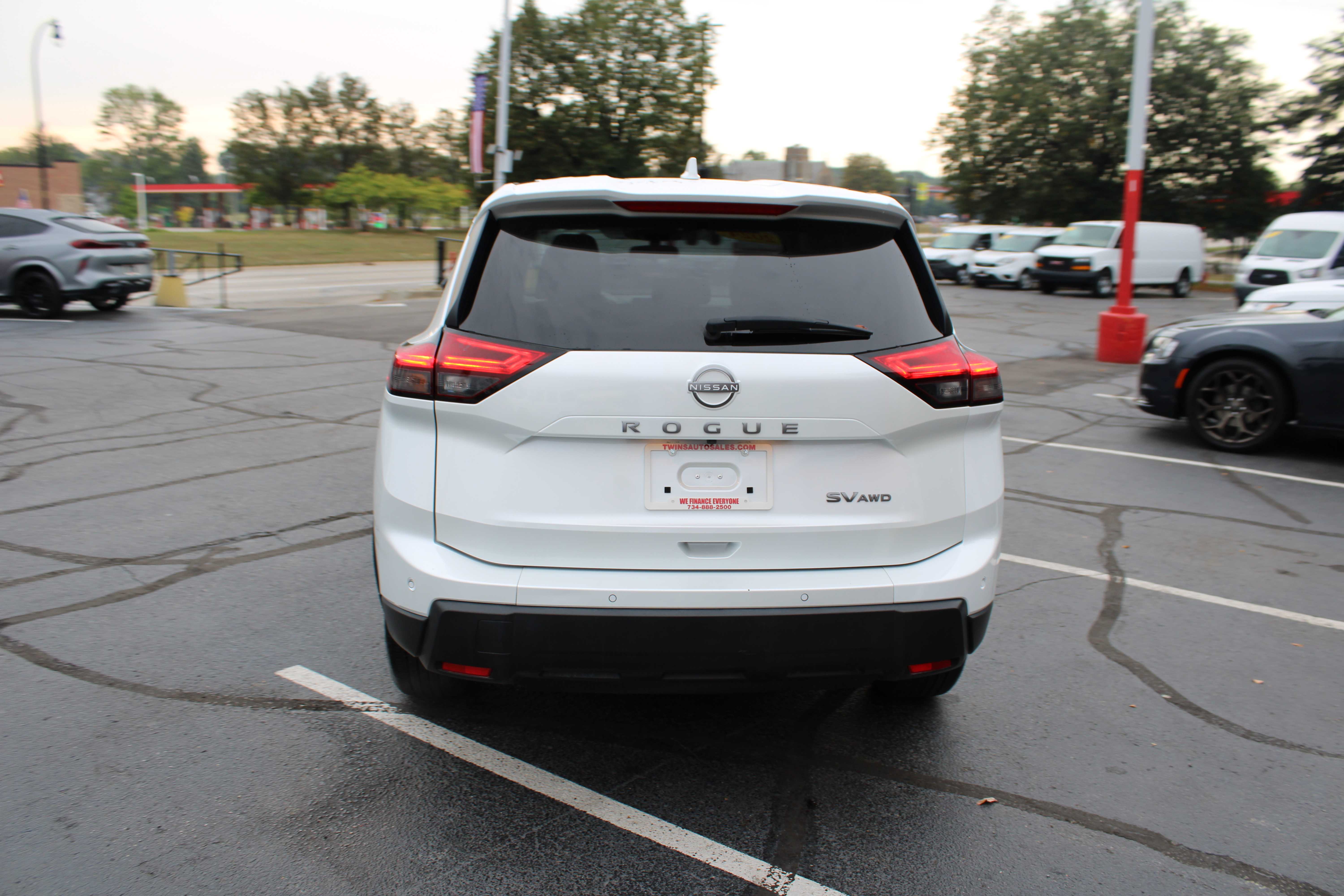 WHITE, 2024 NISSAN ROGUE Thumnail Image 5
