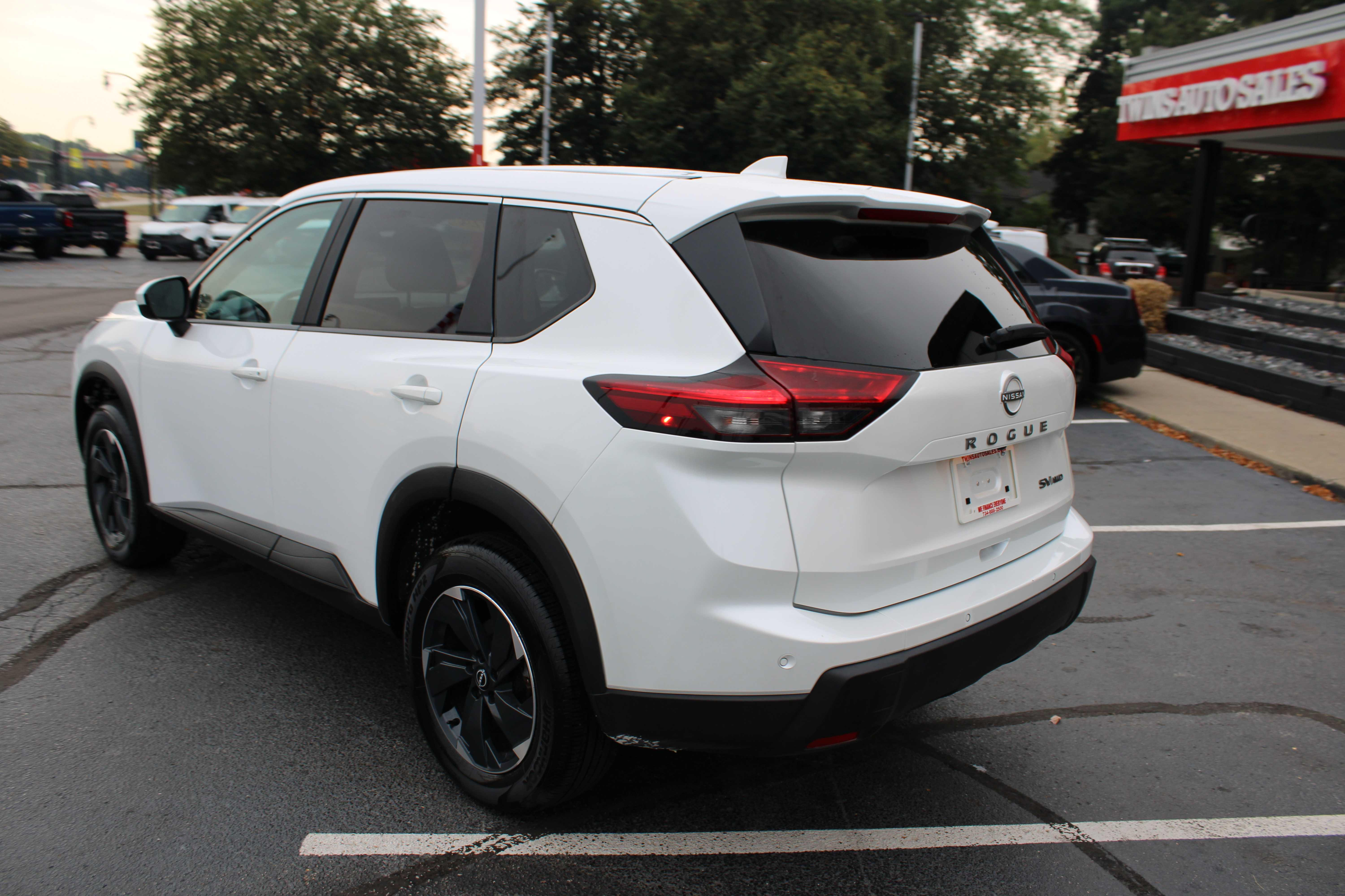 WHITE, 2024 NISSAN ROGUE Thumnail Image 6