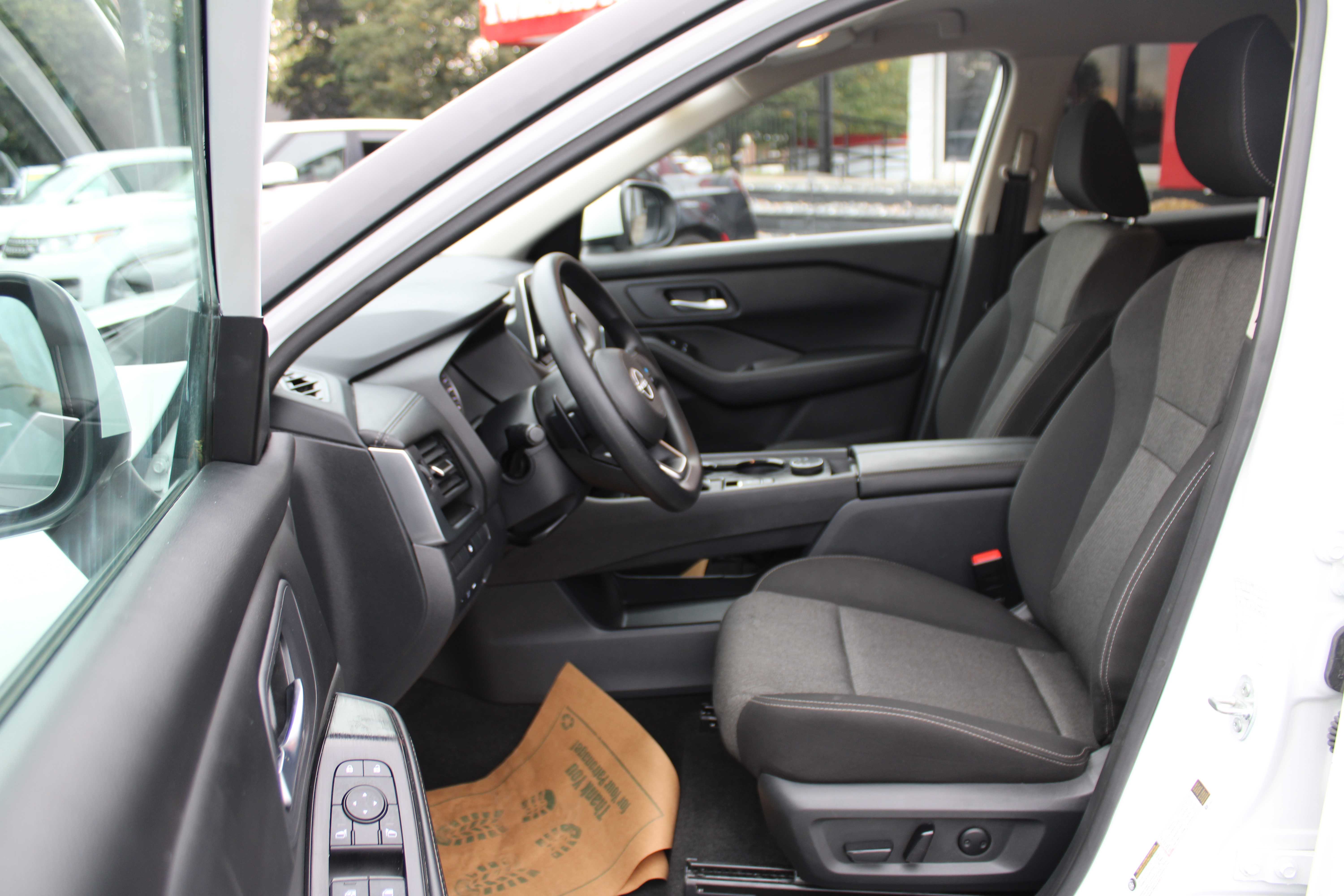 WHITE, 2024 NISSAN ROGUE Thumnail Image 9