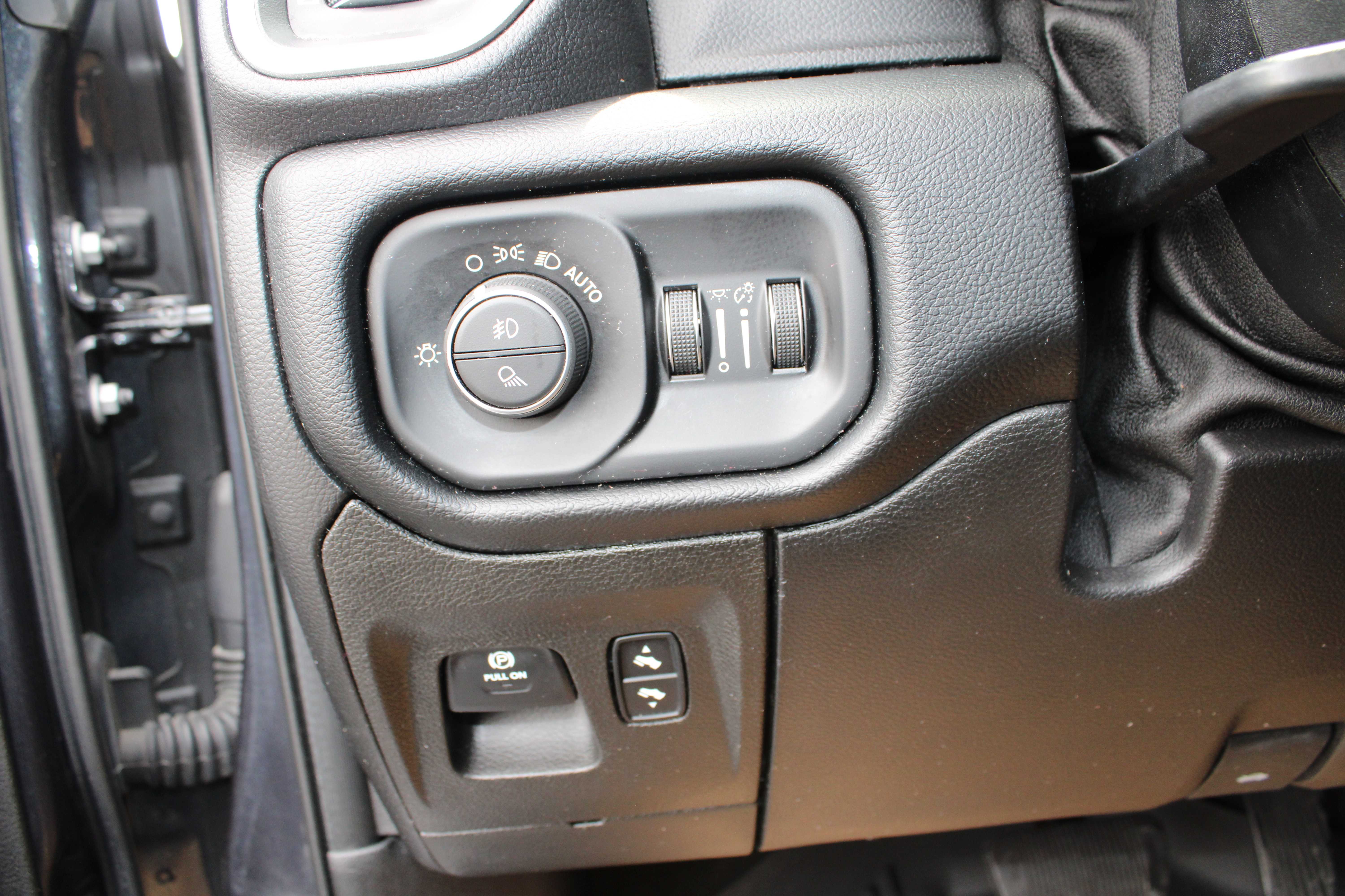 GREY, 2019 RAM 1500 CREW CAB Thumnail Image 11