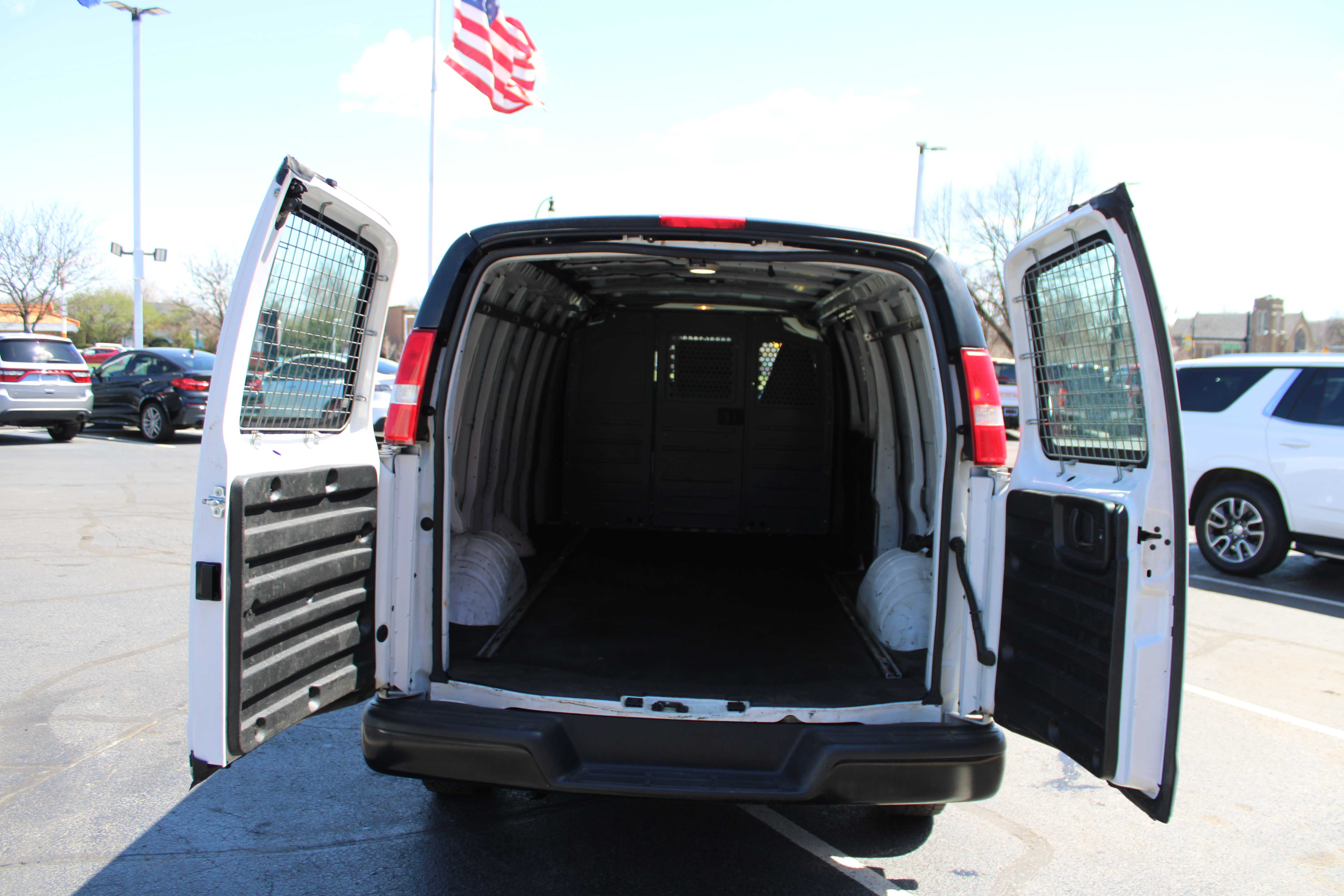 WHITE, 2018 GMC SAVANA 3500 CARGO Thumnail Image 5